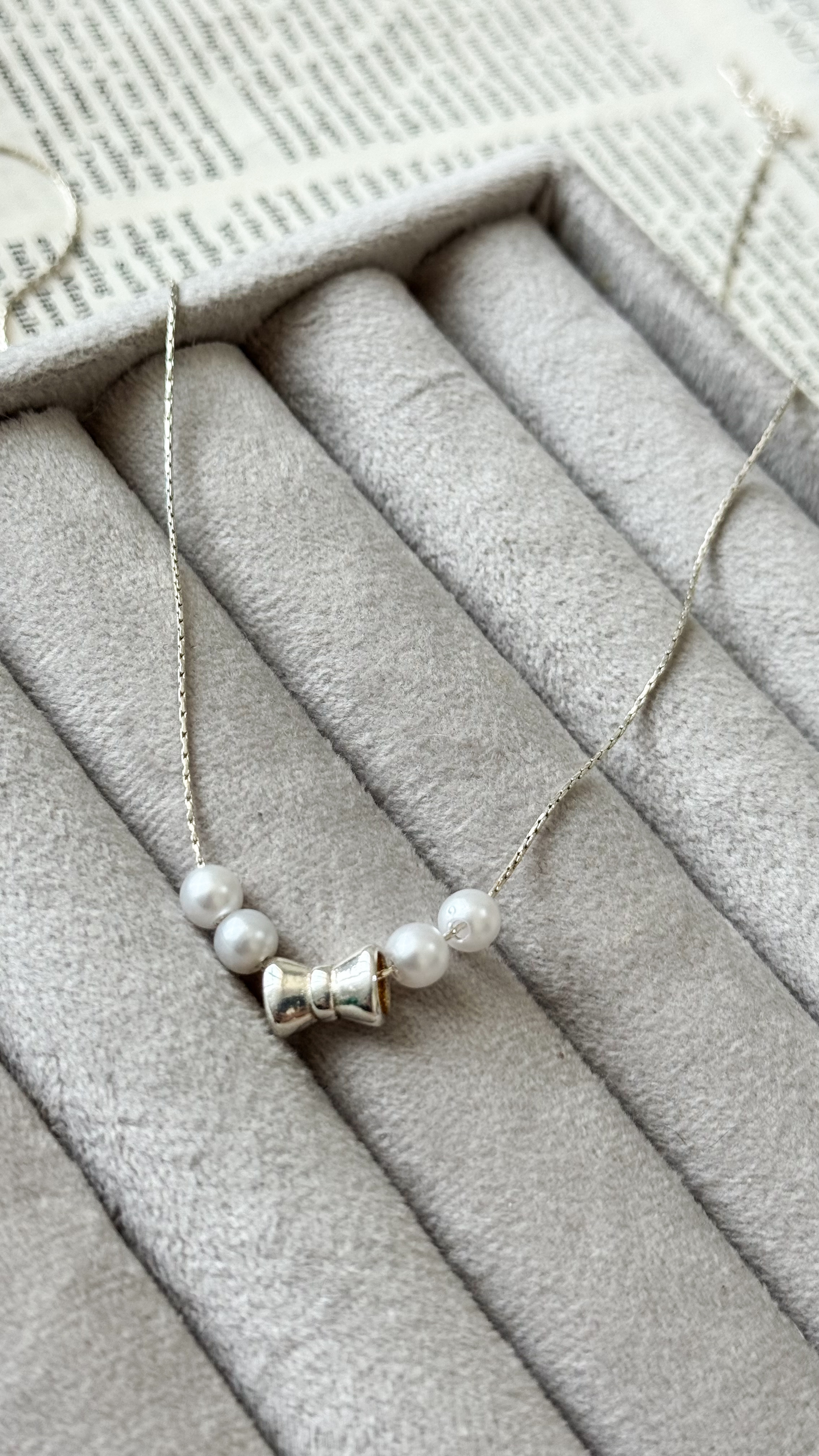 نمای دیگر از گردنبند پاپیون رنگ تک رنگ