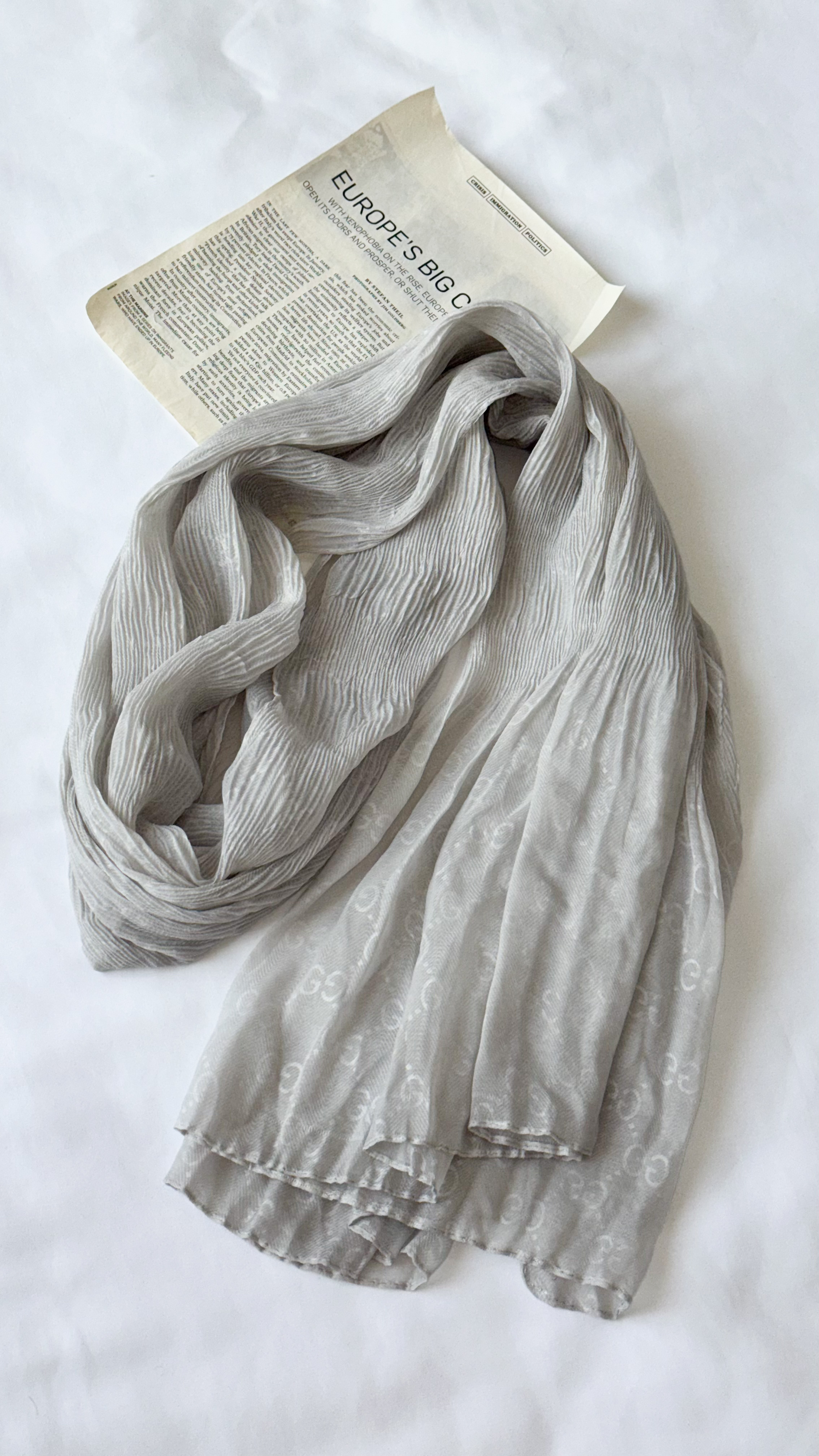 نمای دیگر از شال گوچی پلیسه رنگ طوسی