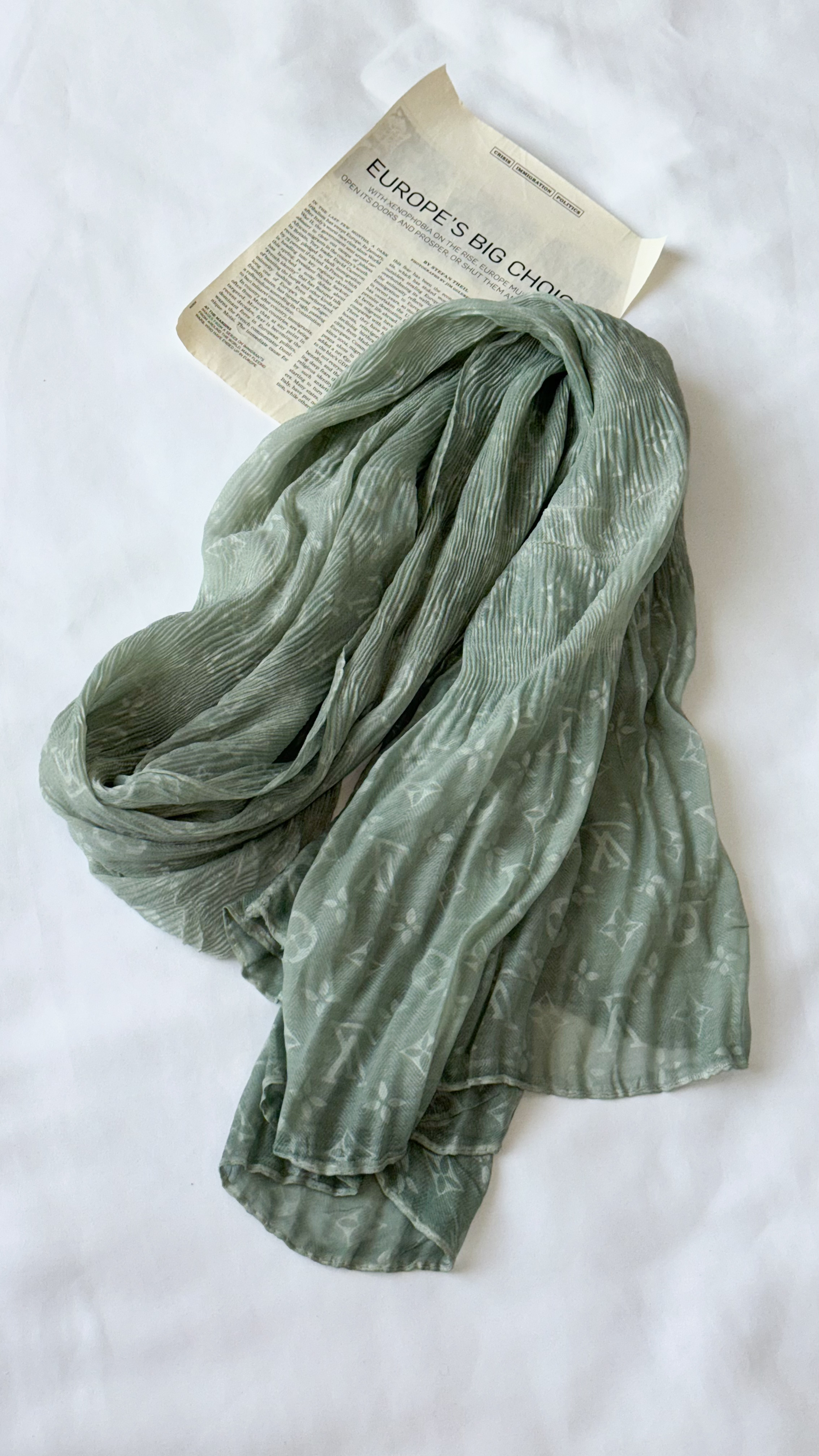 نمای دیگر از شال گوچی پلیسه رنگ سبز