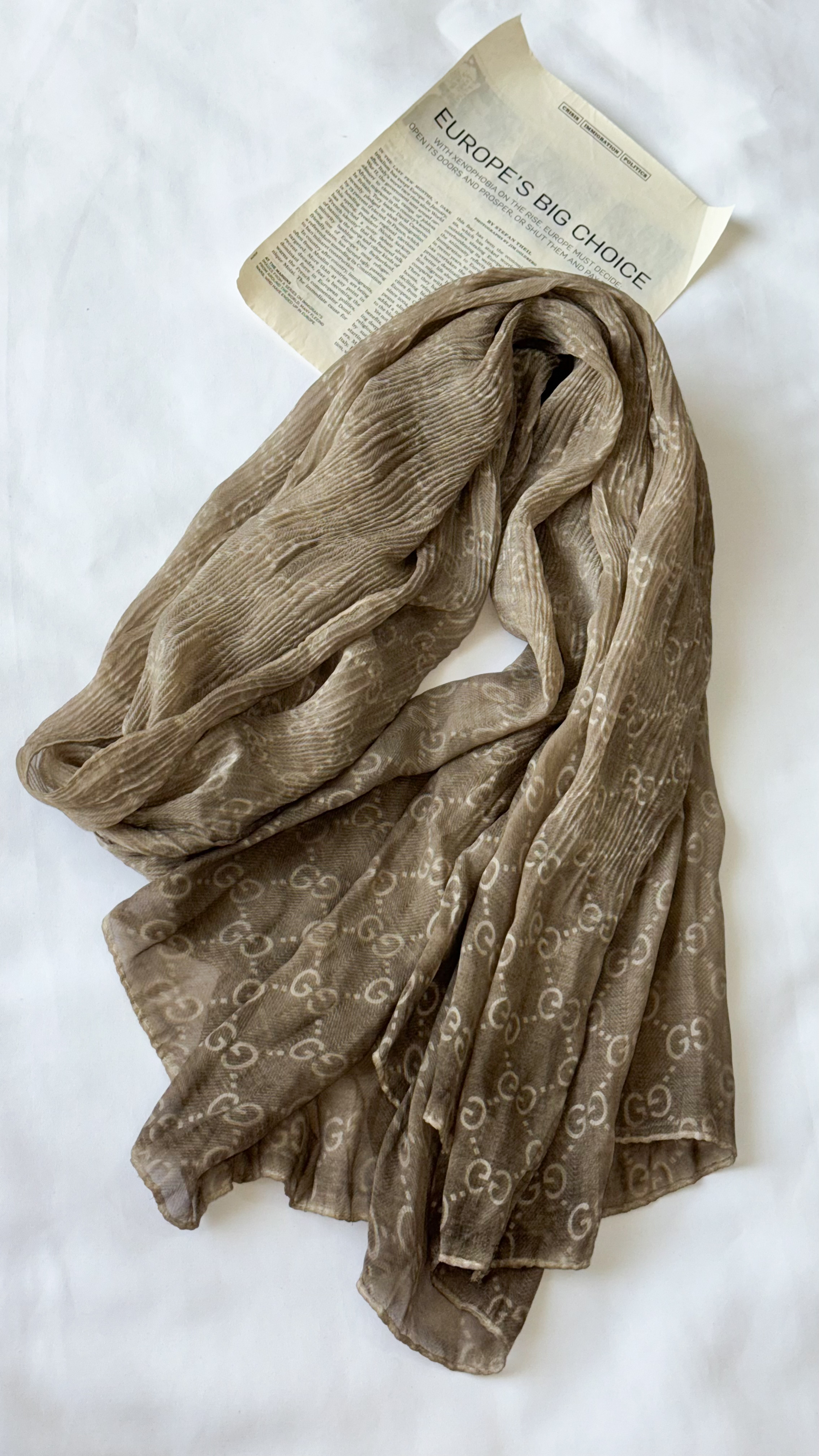 نمای دیگر از شال گوچی پلیسه رنگ نسکافه ای