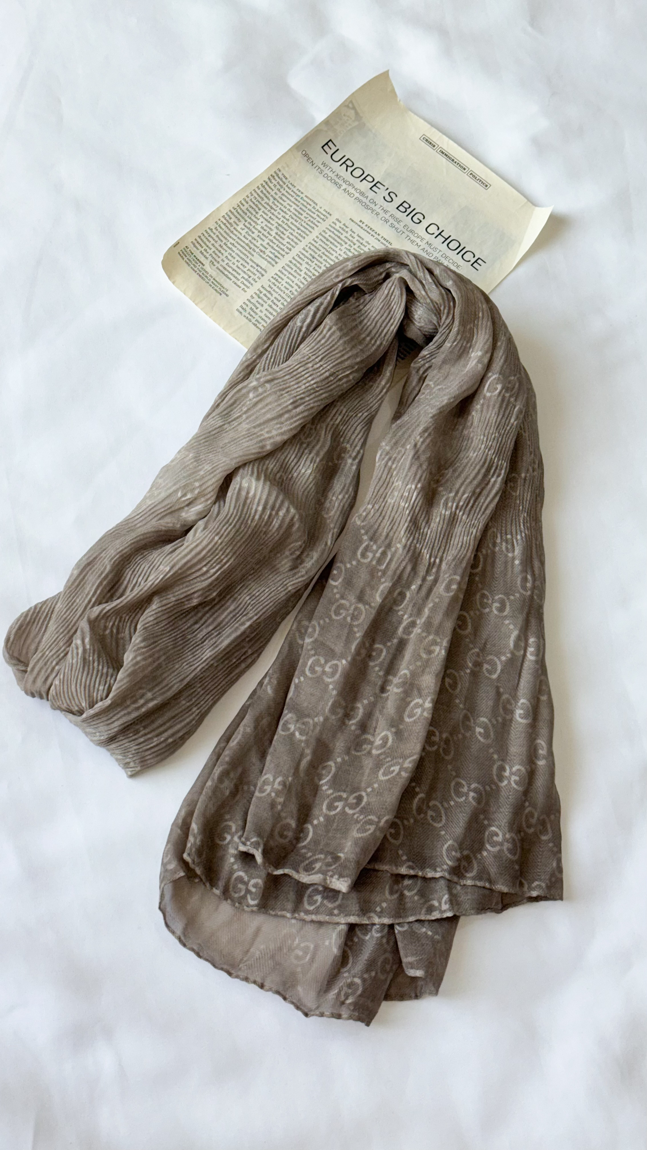 نمای دیگر از شال گوچی پلیسه رنگ موکا