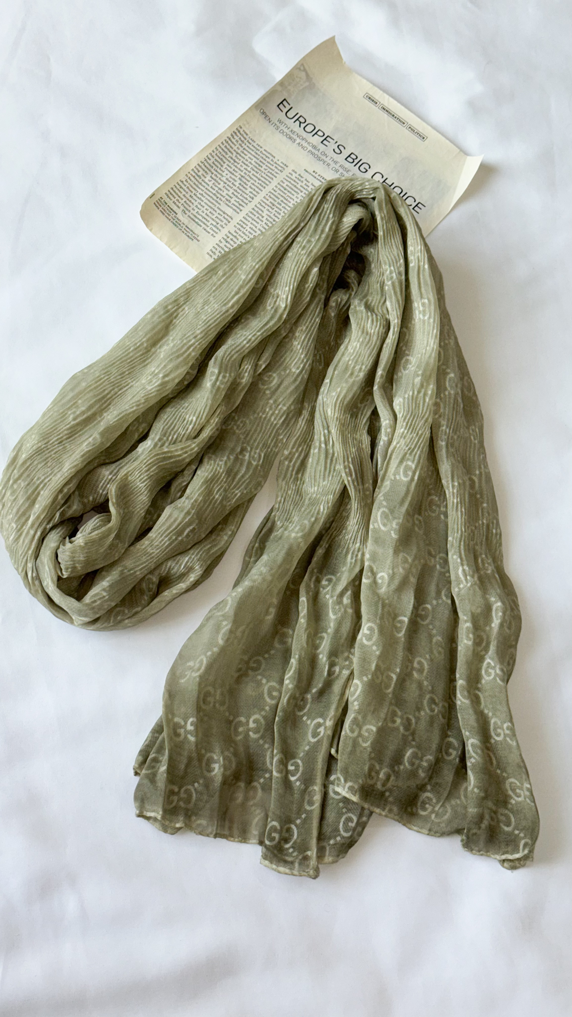 نمای دیگر از شال گوچی پلیسه رنگ سبز زیتونی