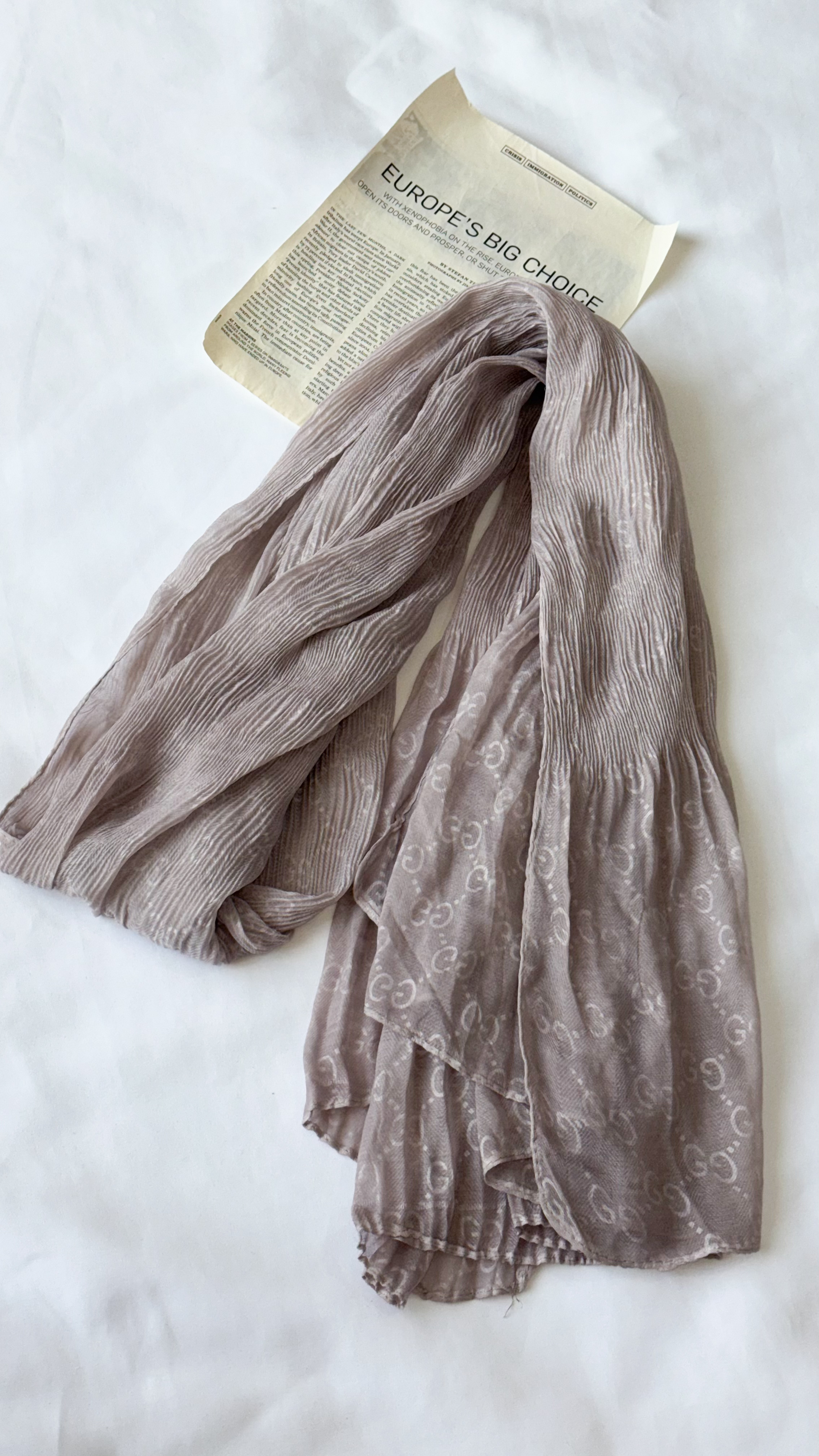 نمای دیگر از شال گوچی پلیسه رنگ یاسی مایل به طوسی