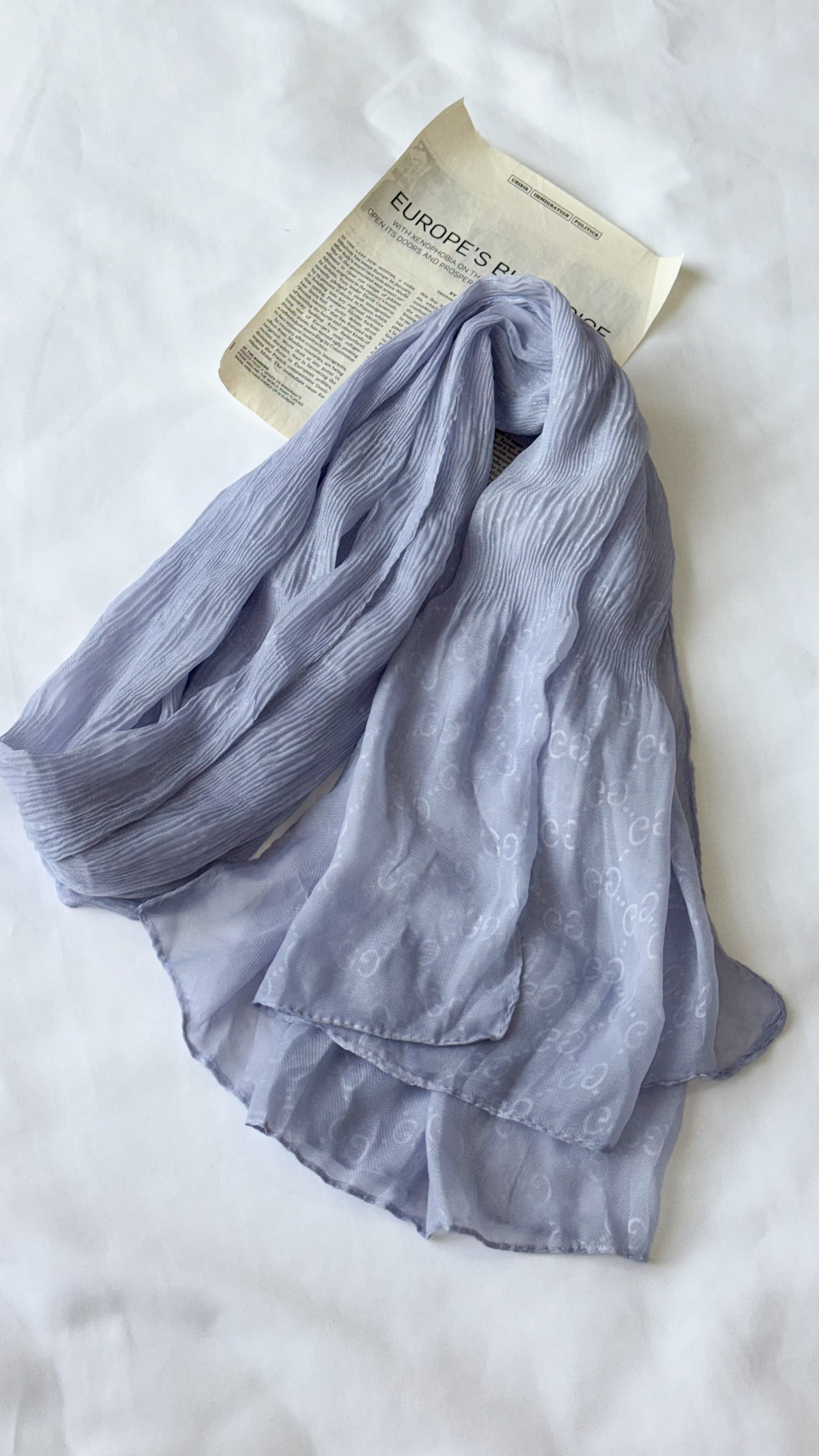 نمای دیگر از شال گوچی پلیسه رنگ آبی