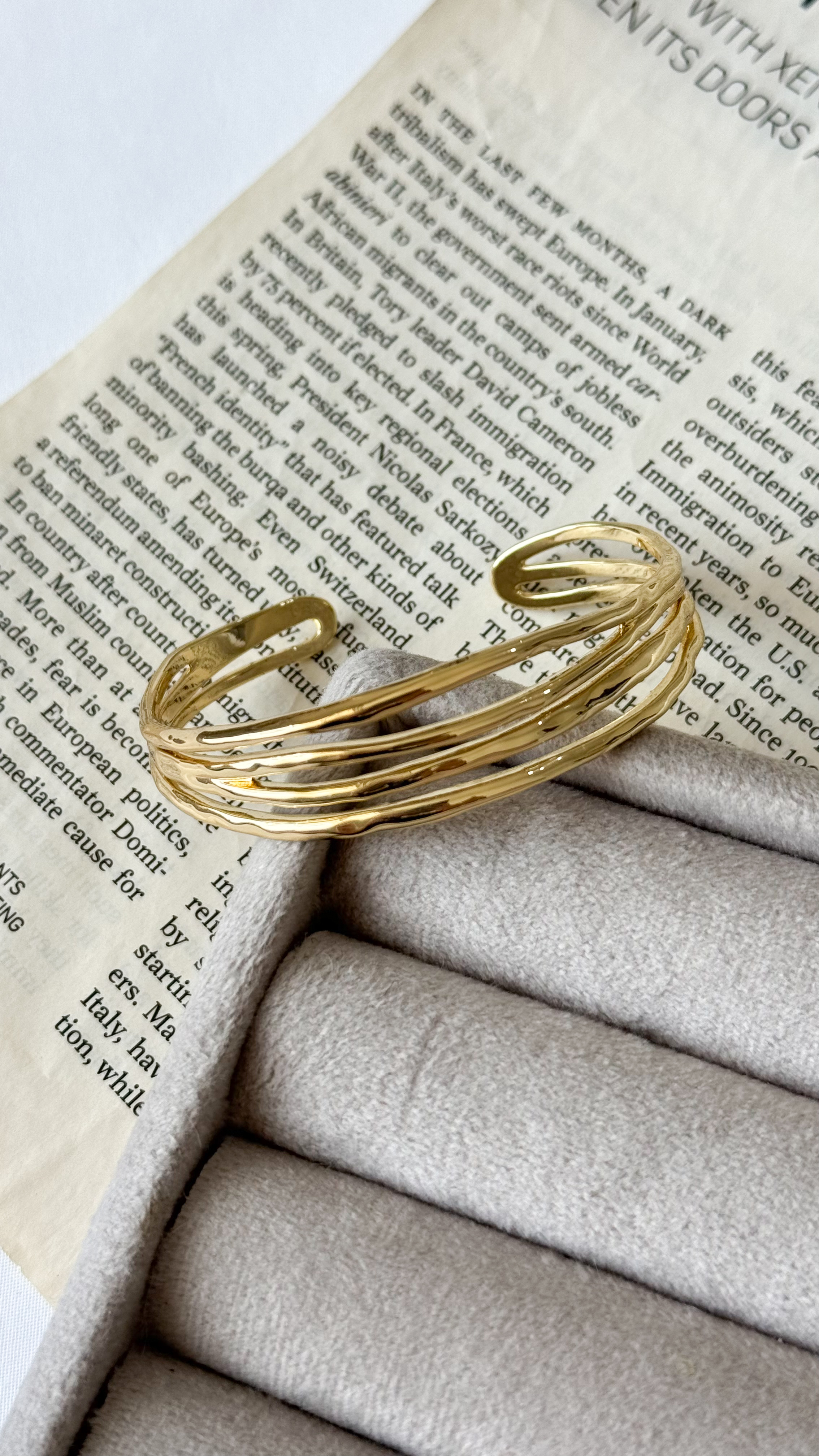 نمای دیگر از بنگل راه راه رنگ طلایی