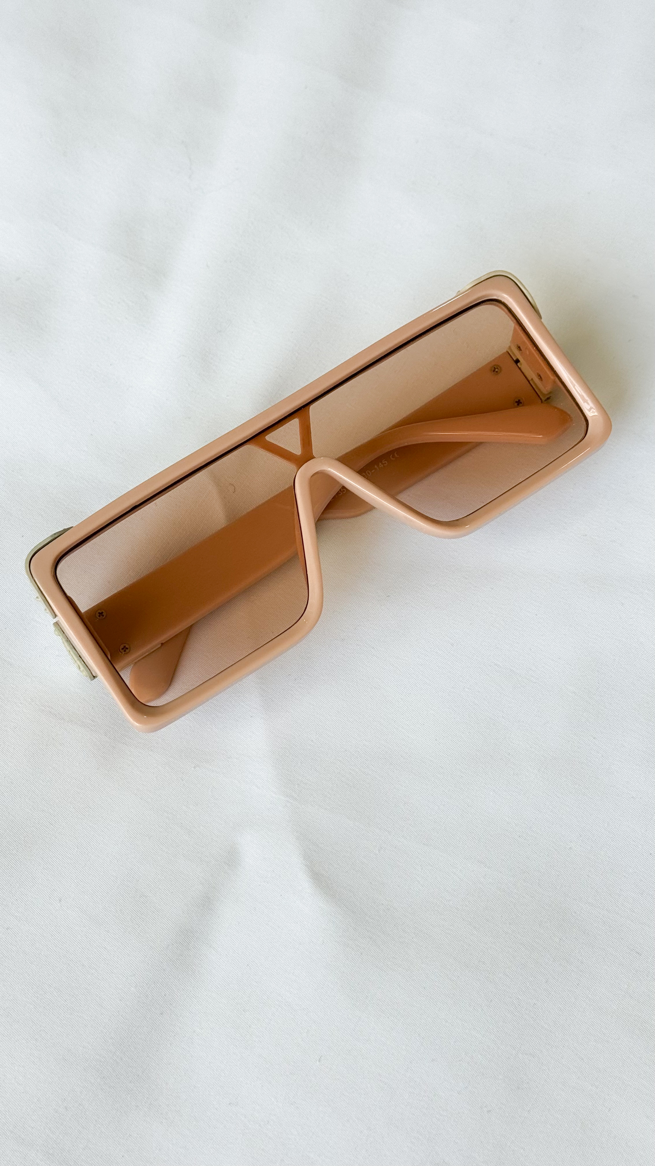 نمای دیگر از عینک اسکی رنگ کالباسی