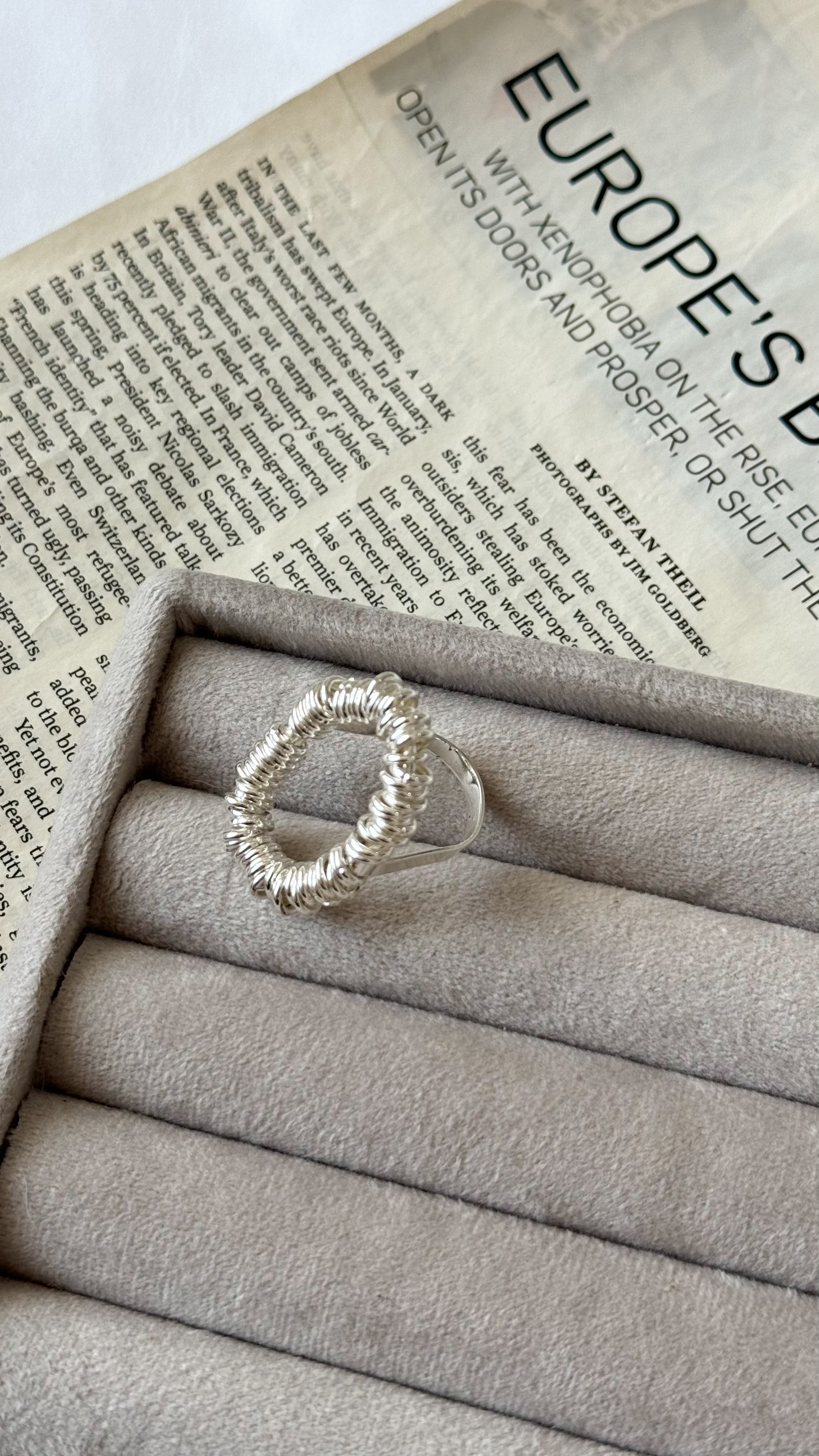 نمای دیگر از انگشتر مفتولی رنگ سیلور