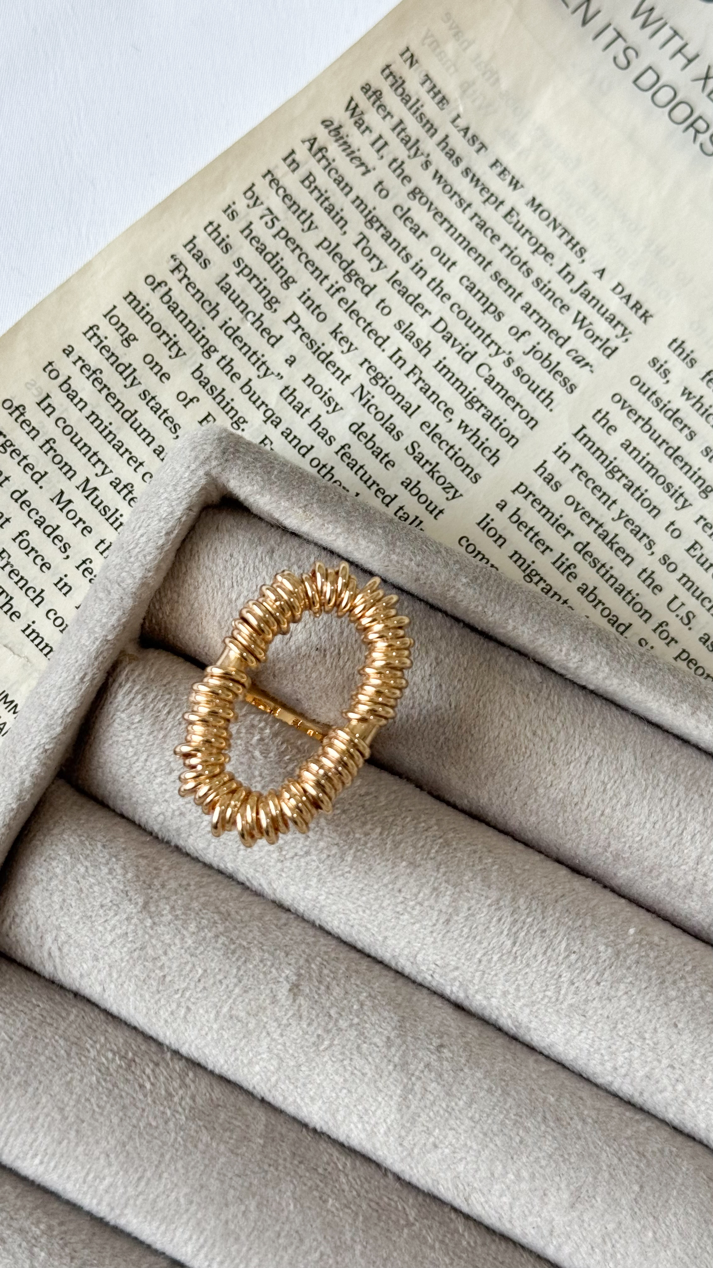 نمای دیگر از انگشتر مفتولی رنگ رزگلد