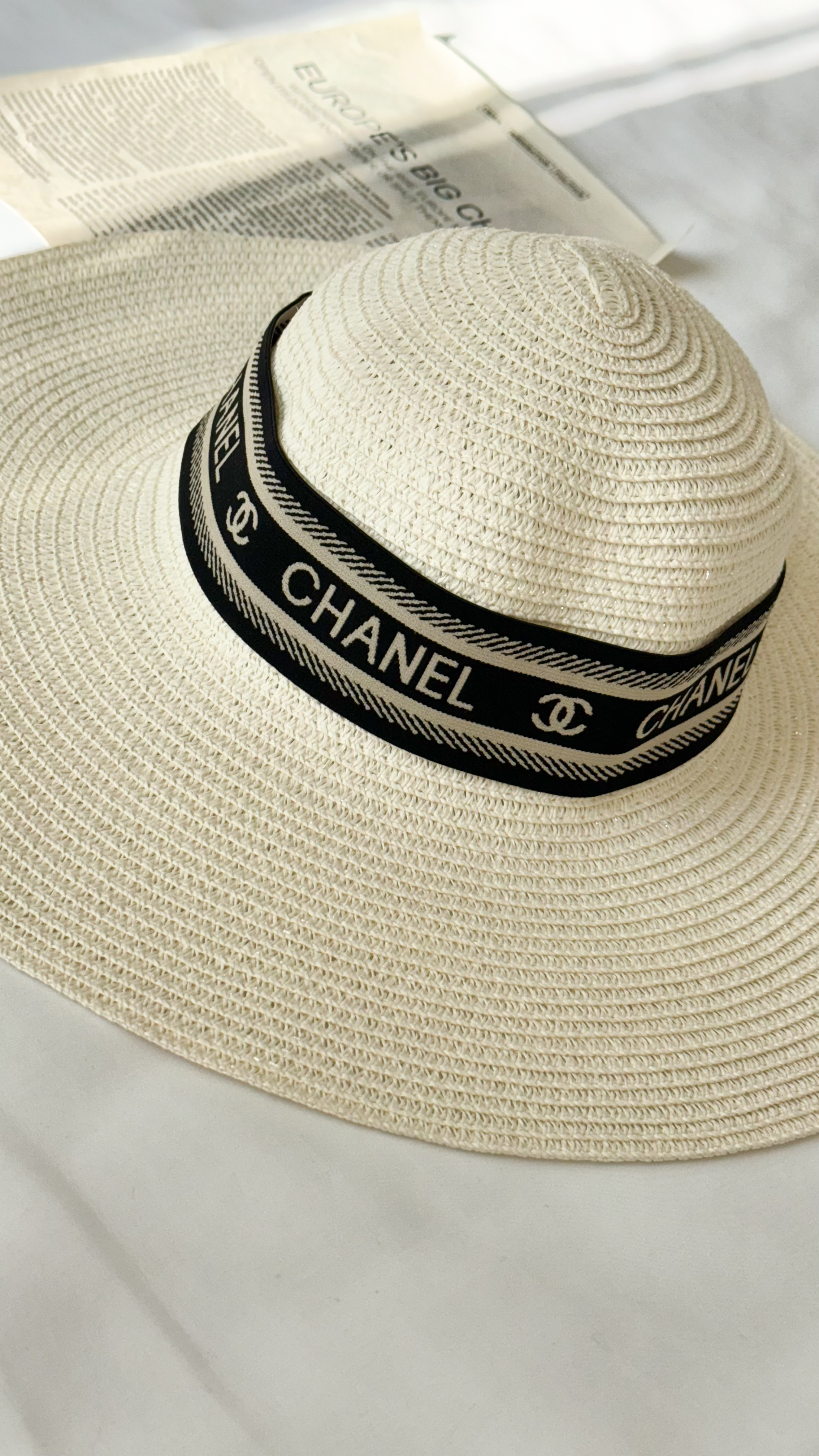 نمای دیگر از کلاه ساحلی شنل رنگ شیری