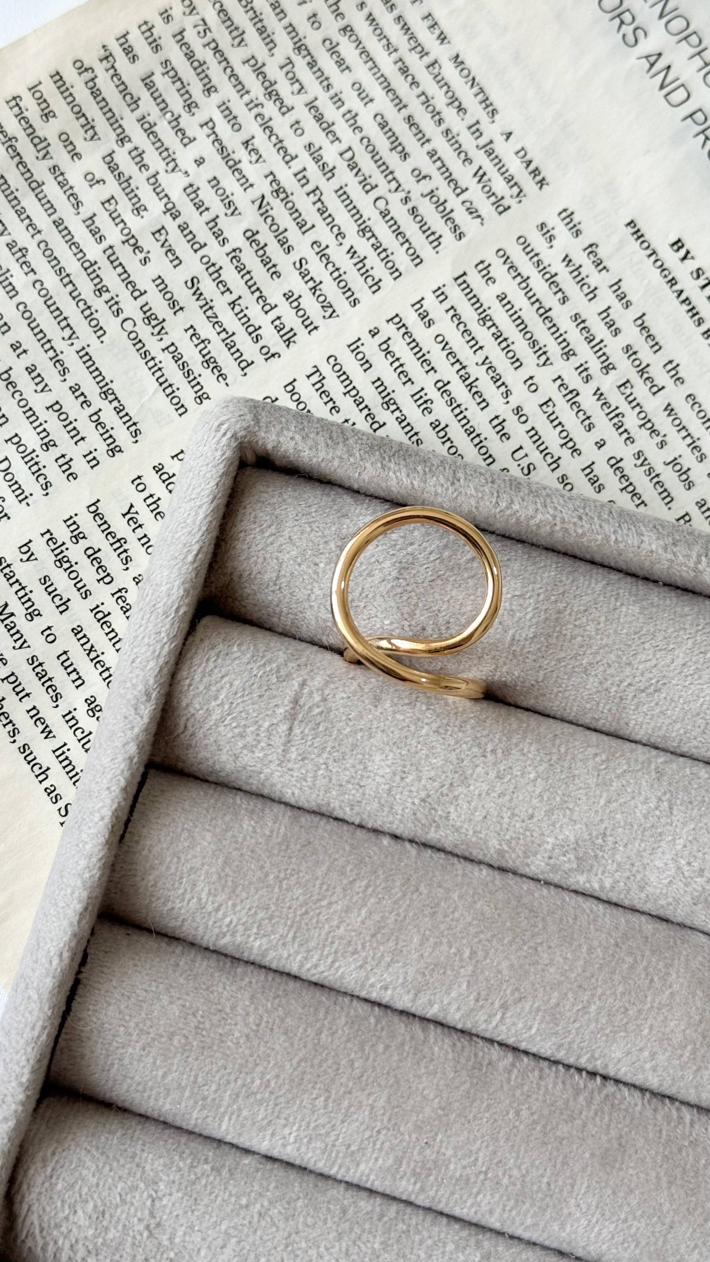 نمای دیگر از انگشتر های رزگلد رنگ انگشتر امضا رزگلد