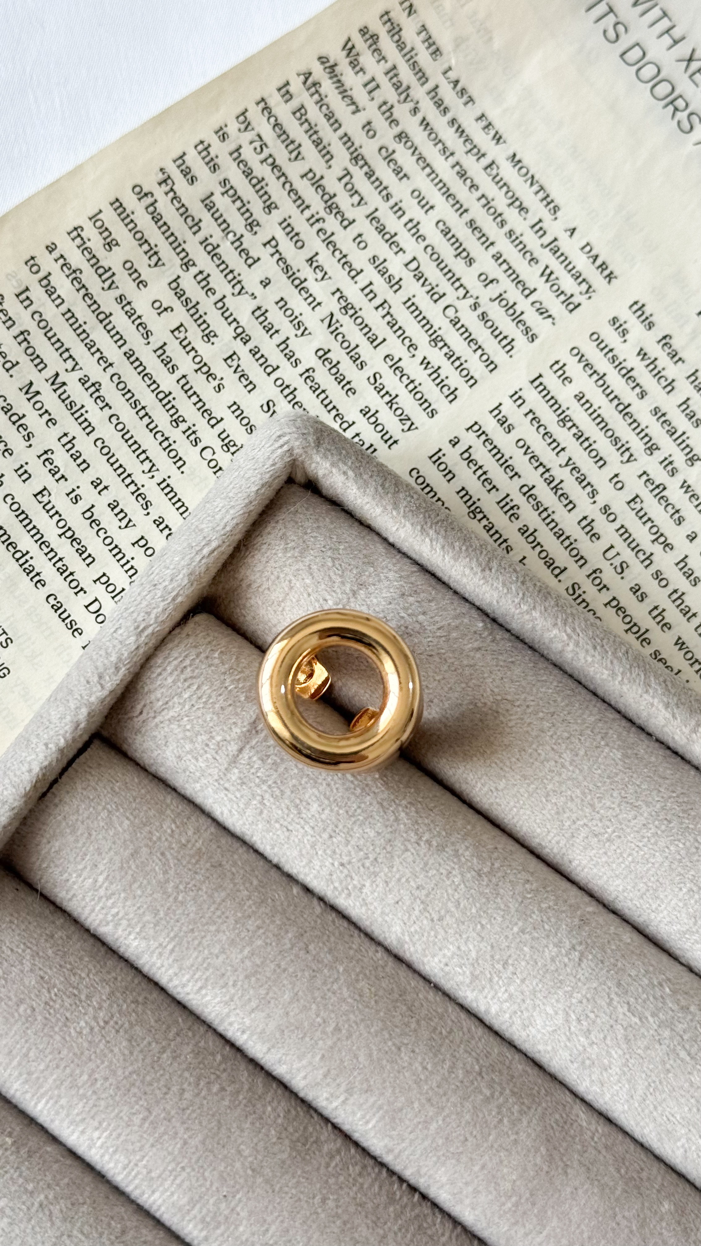 نمای دیگر از انگشتر های رزگلد رنگ انگشتر دایره