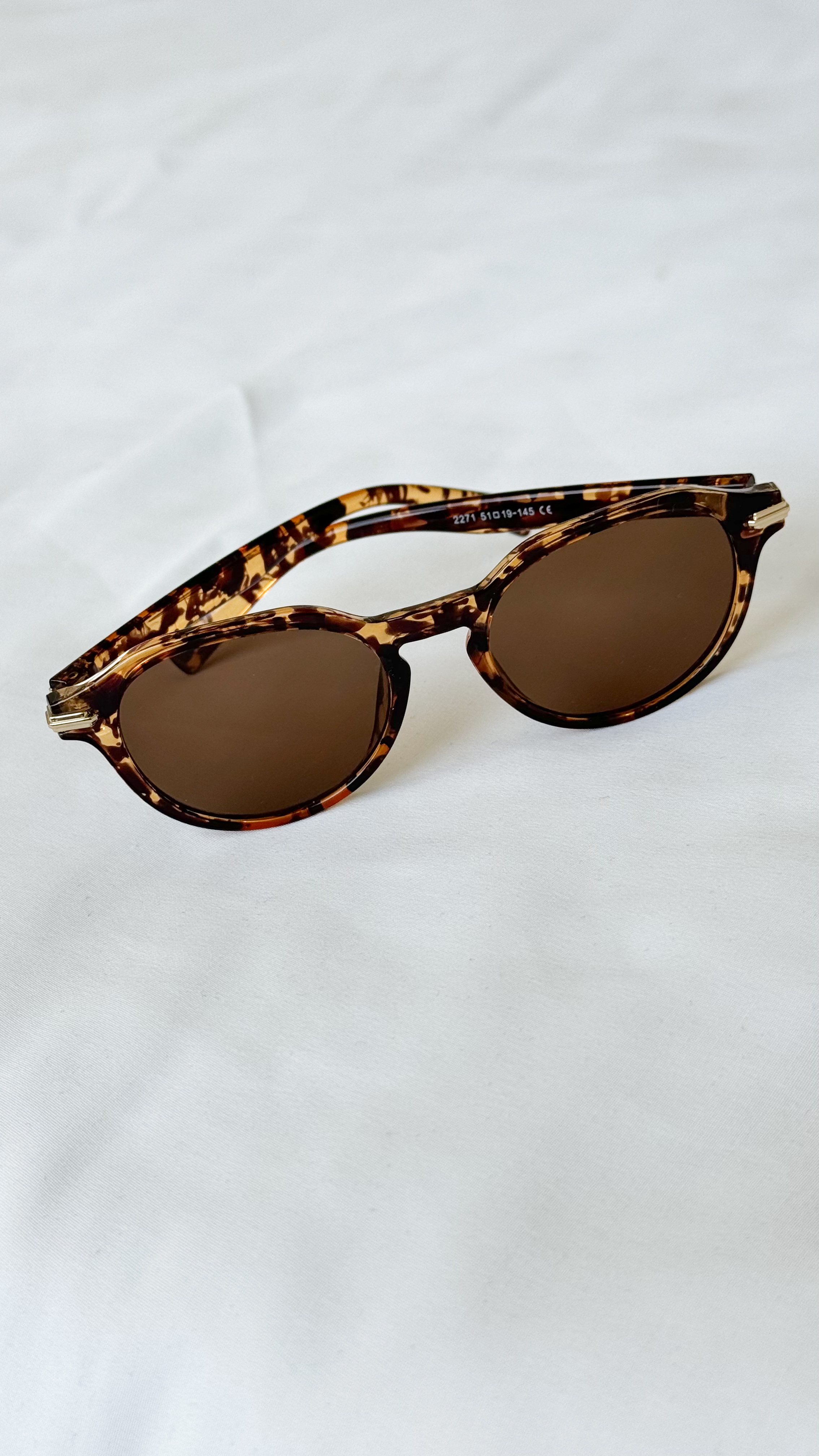 نمای دیگر از عینک گرد پلنگی رنگ تک رنگ