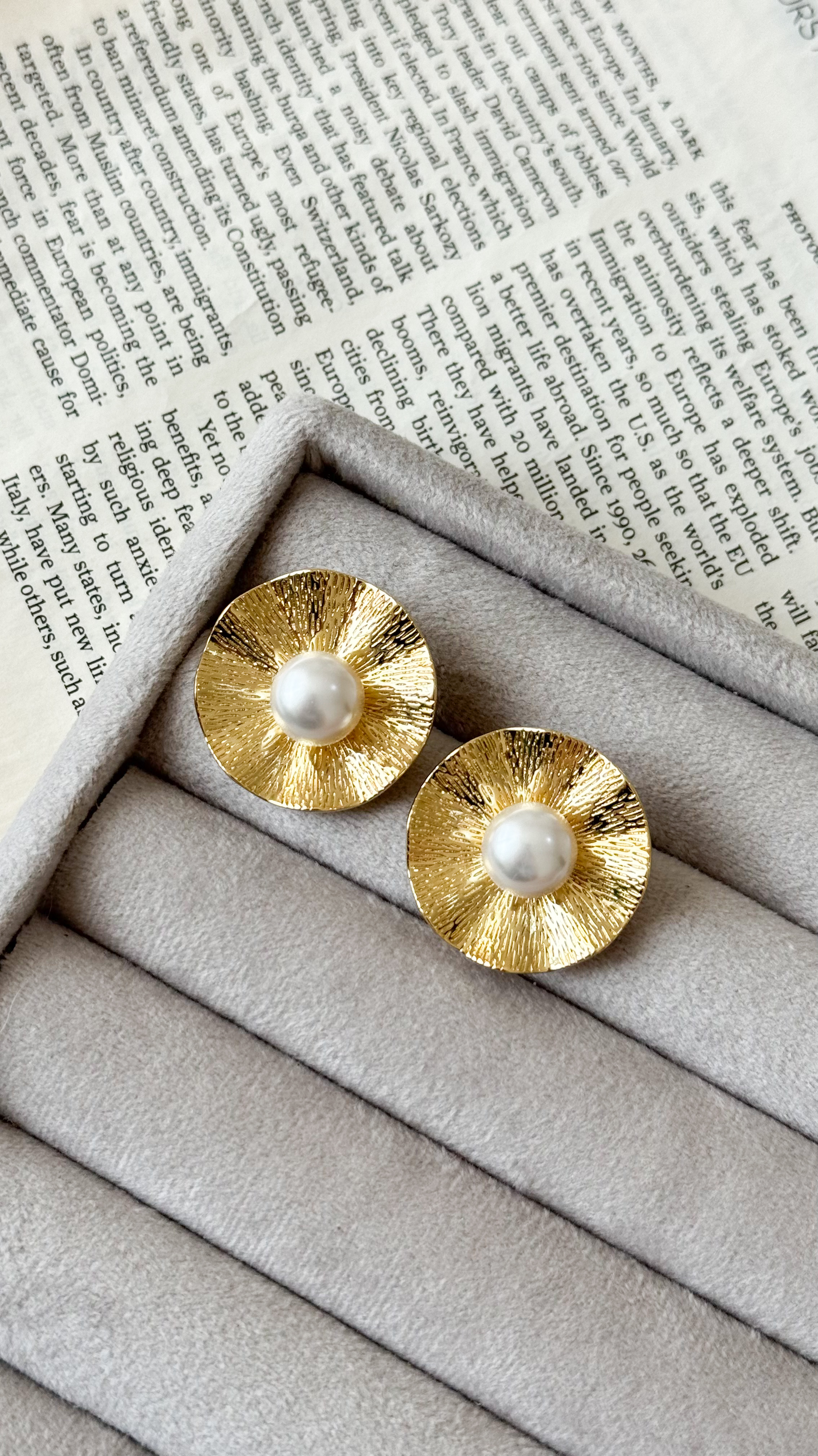 نمای دیگر از گوشواره های طلایی رنگ گوشواره صدف