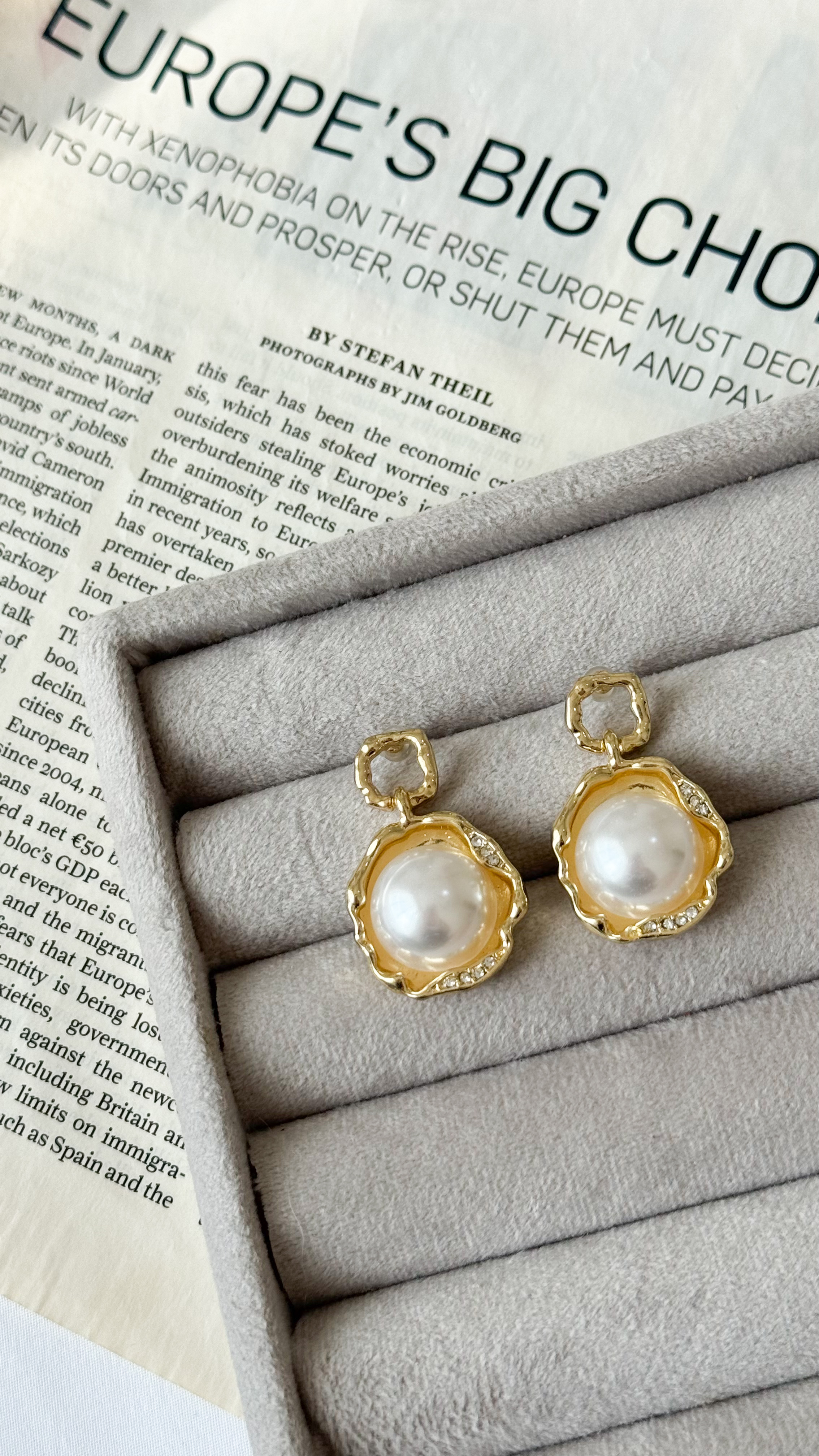 نمای دیگر از گوشواره های طلایی رنگ گوشواره مروارید و نگین