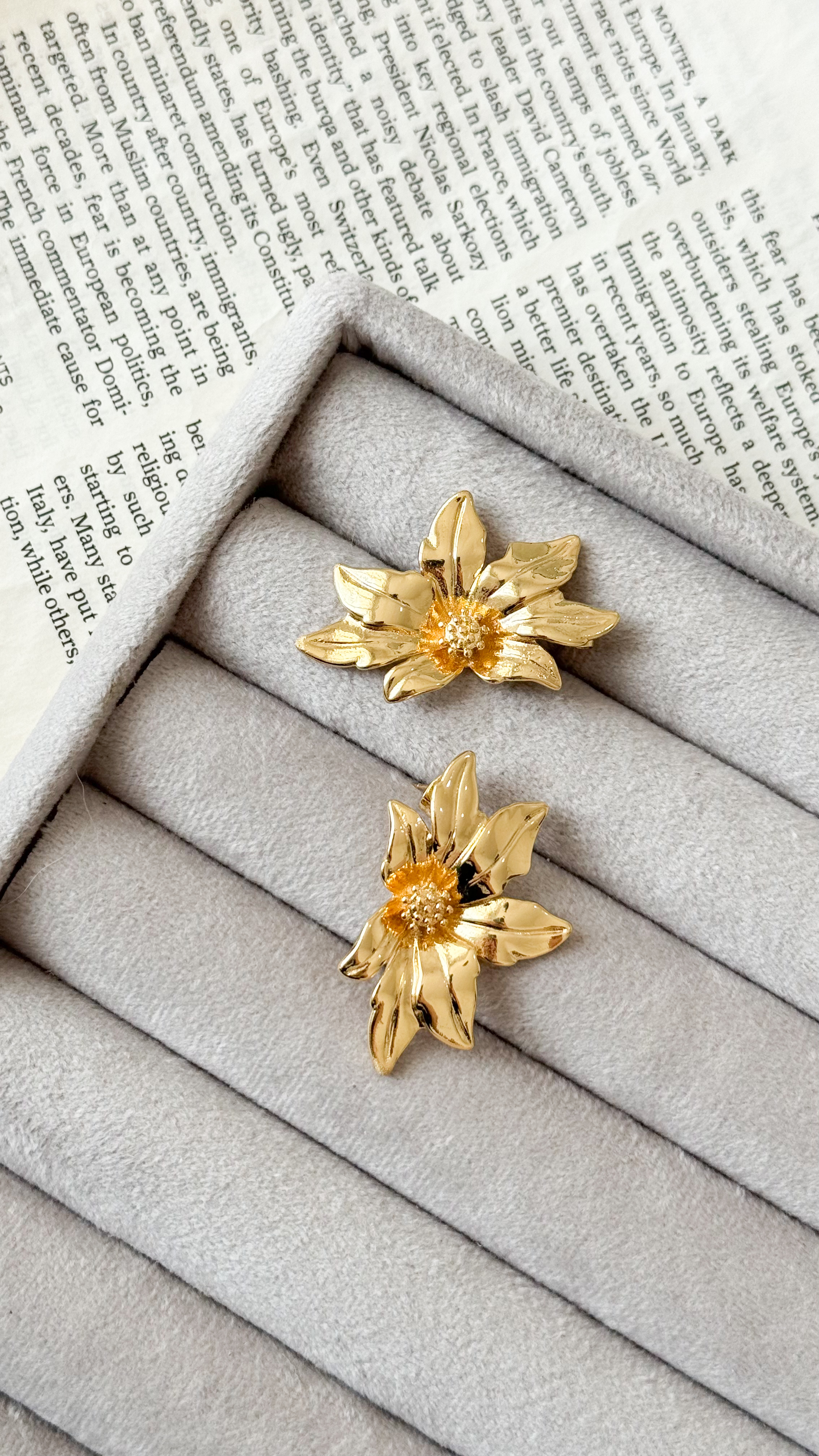 نمای دیگر از گوشواره های طلایی رنگ گوشواره گل طلایی