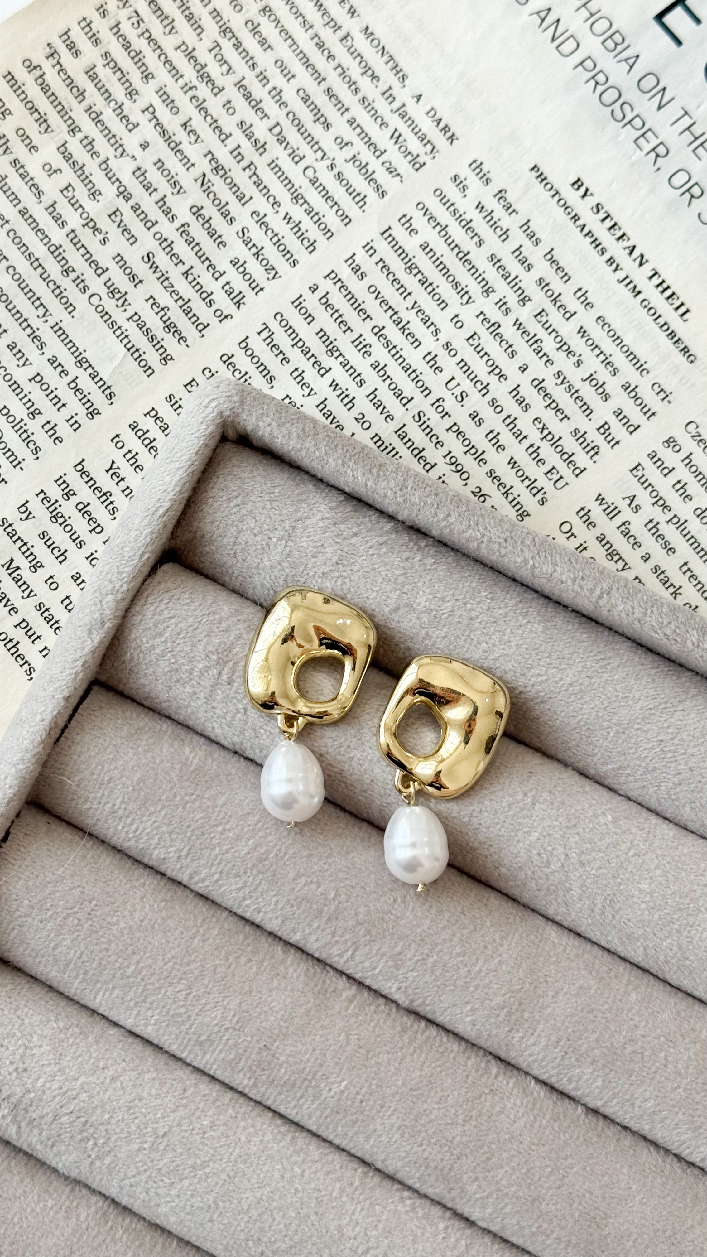 نمای دیگر از گوشواره های طلایی رنگ گوشواره دفرمه مروارید