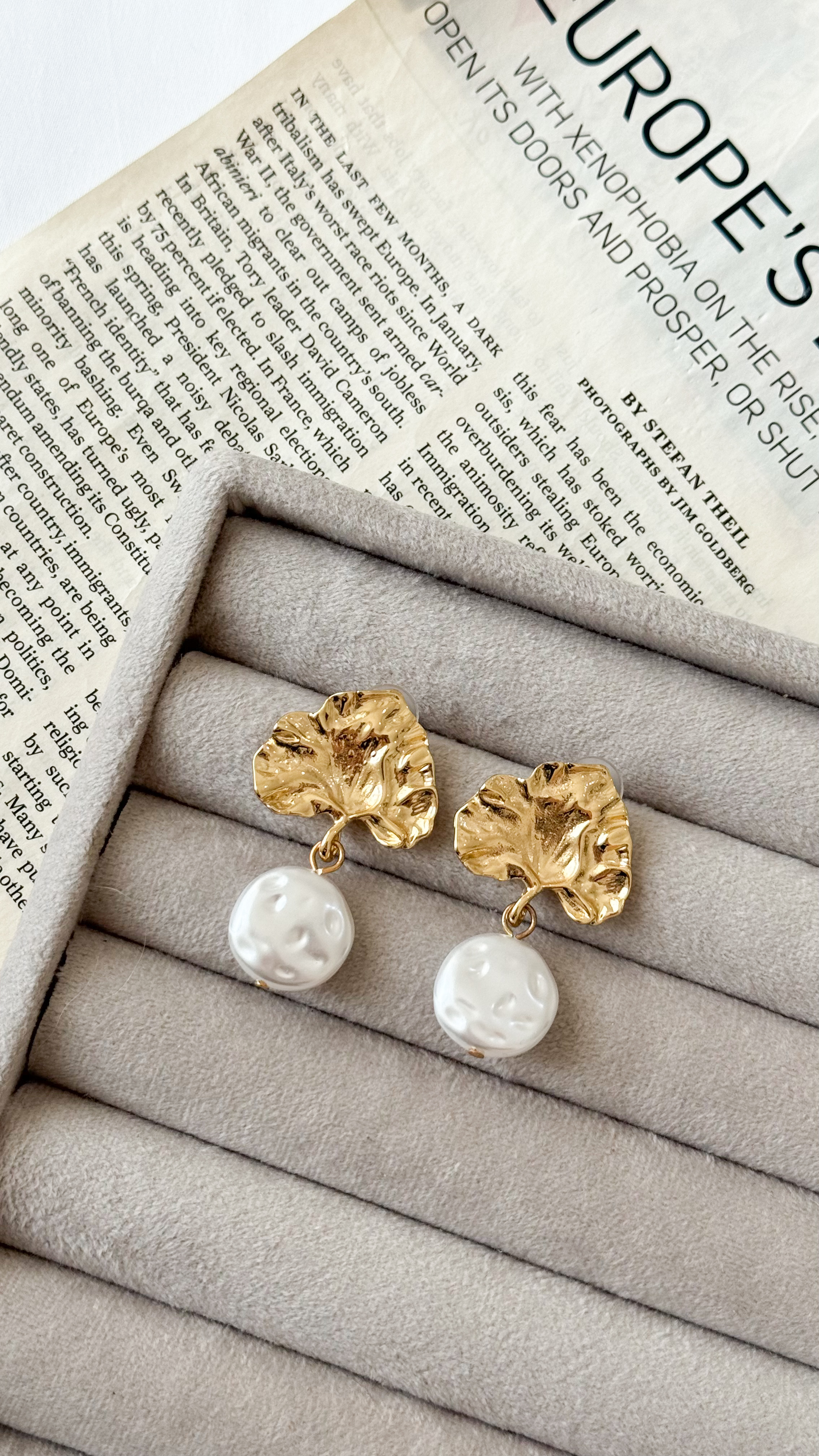 نمای دیگر از گوشواره های طلایی رنگ گوشواره قلب مروارید