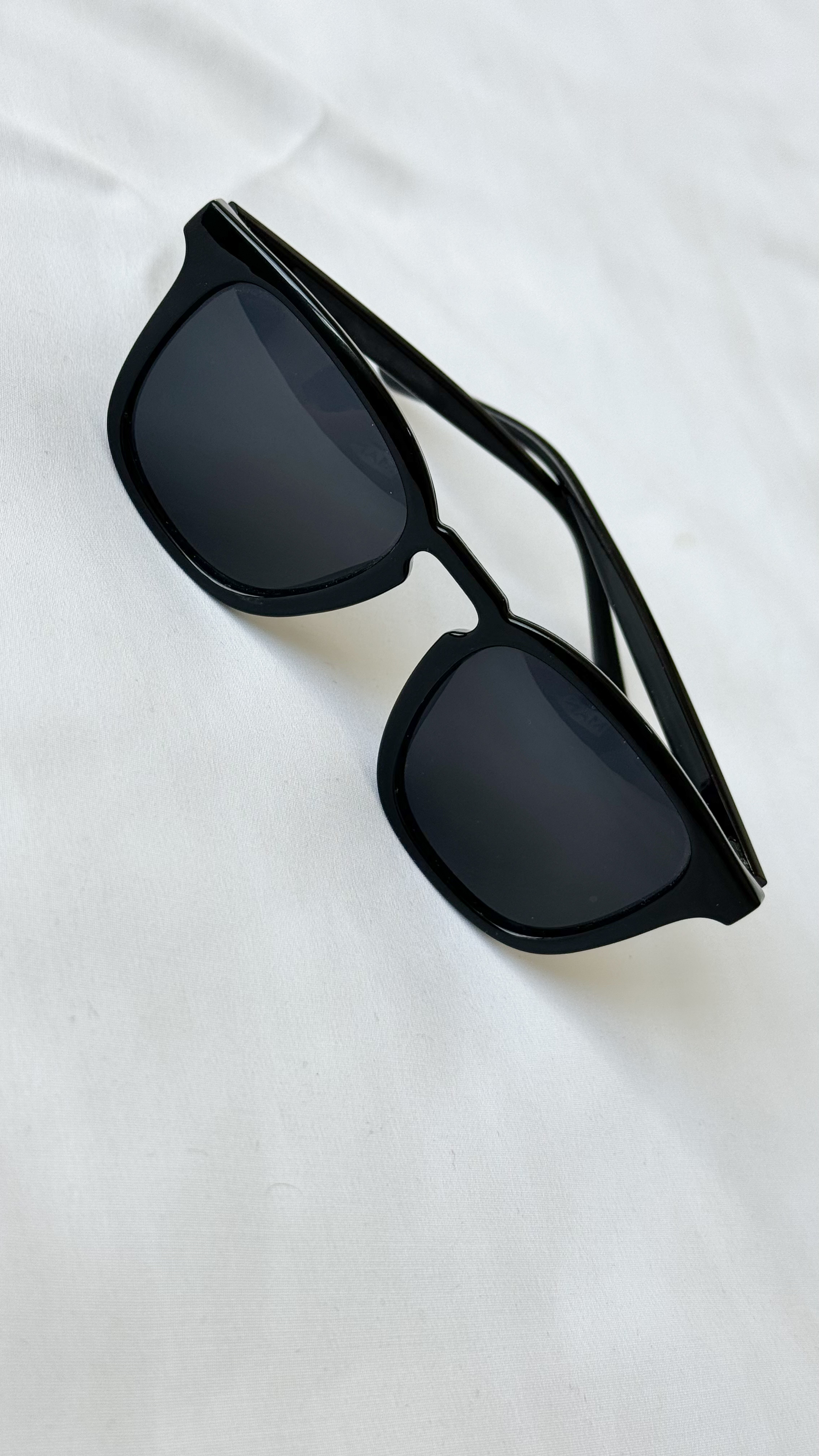 نمای دیگر از عینک کلاسیک رنگ تک رنگ