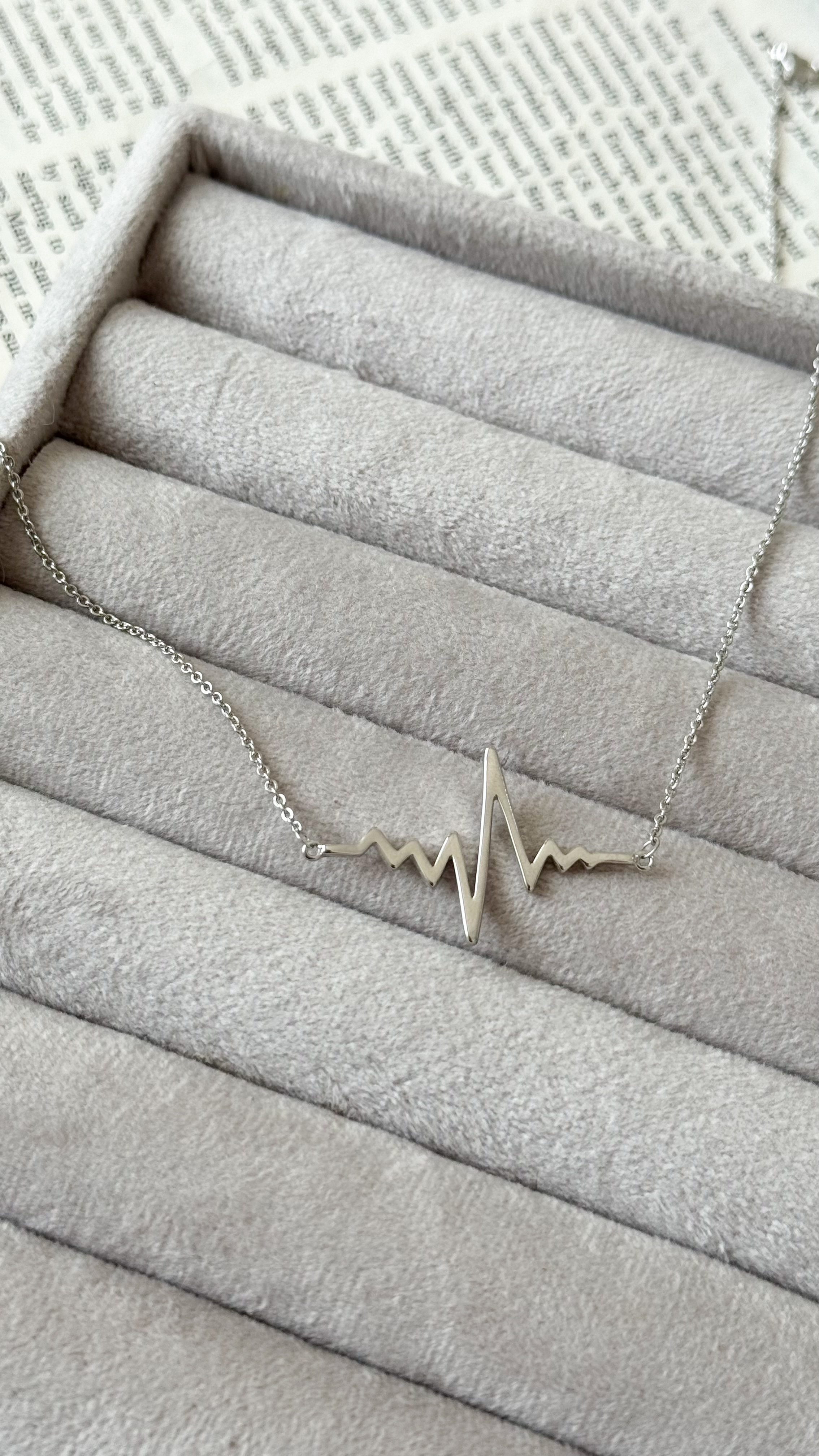 نمای دیگر از گردنبند سیلور ساده رنگ تک رنگ