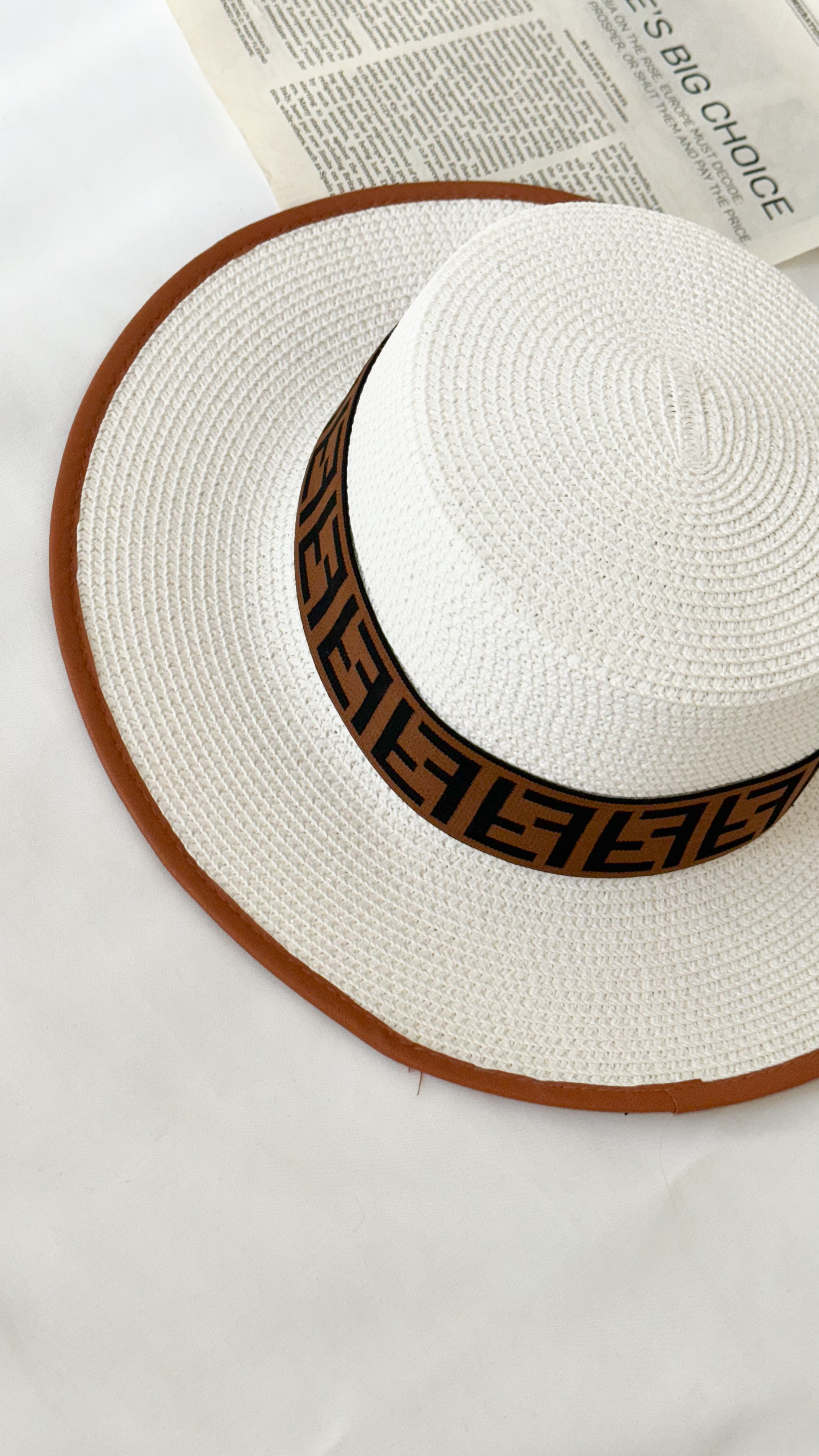 نمای دیگر از کلاه ساحلی سفید آجری رنگ تک رنگ