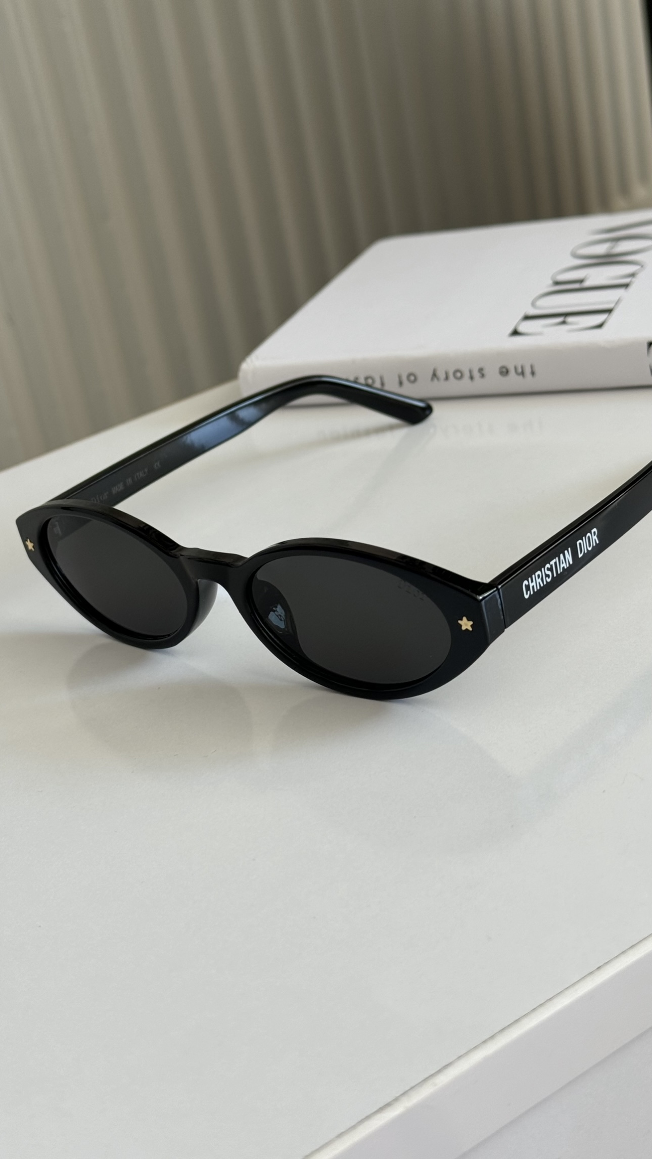نمای دیگر از عینک دیور مینیمال رنگ مشکی
