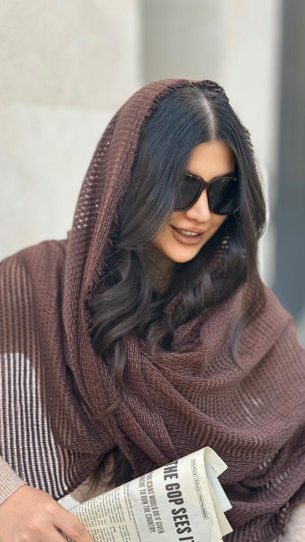 نمای دیگر از شال حصیری رنگ قهوه ای