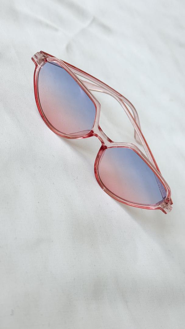 نمای دیگر از عینک صورتی رنگ تک رنگ