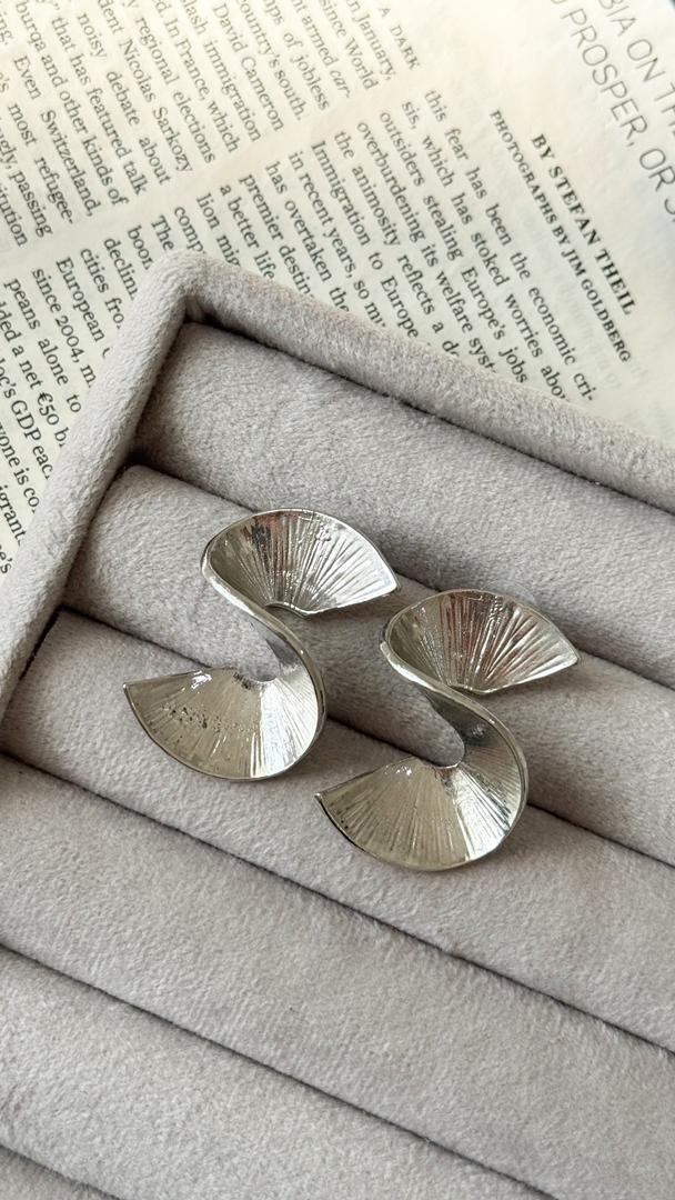 نمای دیگر از گوشواره های سیلور رنگ گوشواره S