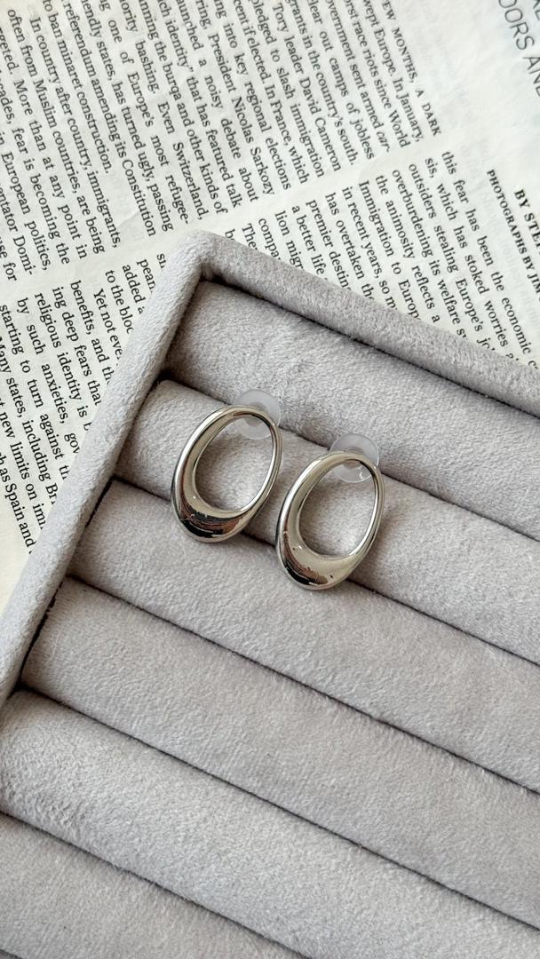 نمای دیگر از گوشواره های سیلور رنگ گوشواره بیضی سیلور