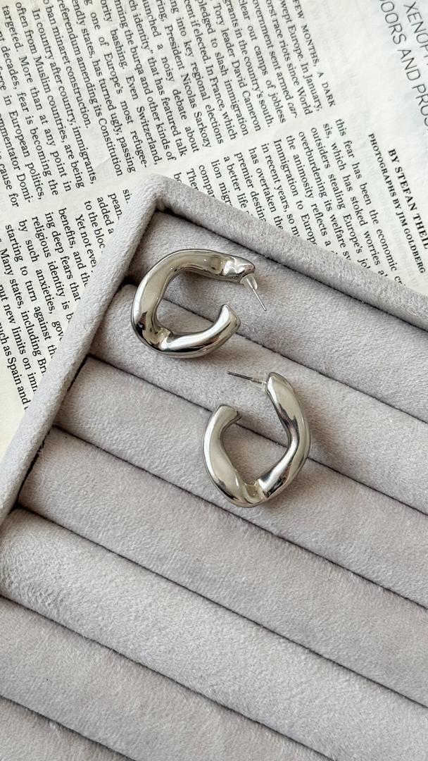 نمای دیگر از گوشواره های سیلور رنگ گوشواره دفرمه سیلور