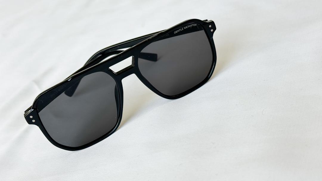 نمای دیگر از عینک جنتل مانستر مشکی رنگ تک رنگ