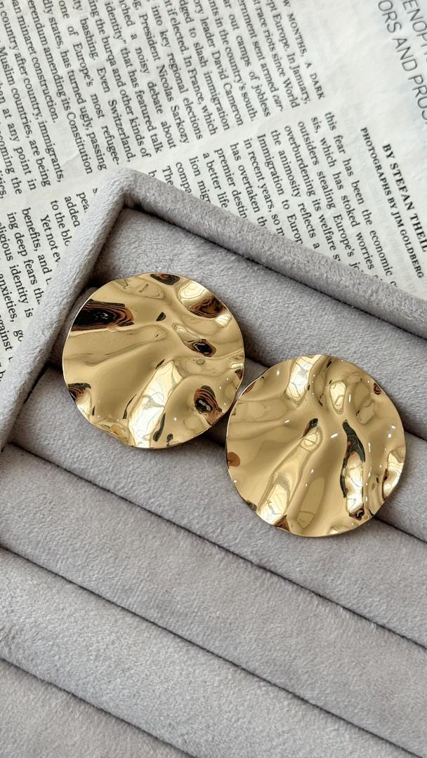 نمای دیگر از گوشواره های دفرمه رنگ گوشواره گرد چکشی