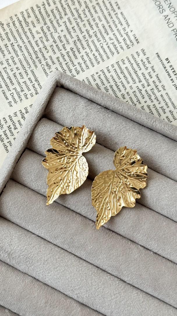 نمای دیگر از گوشواره های دفرمه رنگ گوشواره برگ چکشی