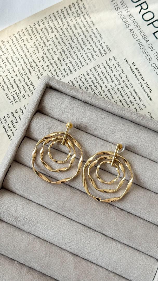 نمای دیگر از گوشواره های دفرمه رنگ گوشواره حلقه حلقه