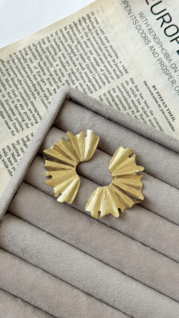 نمای دیگر از گوشواره های دفرمه رنگ گوشواره چین چین