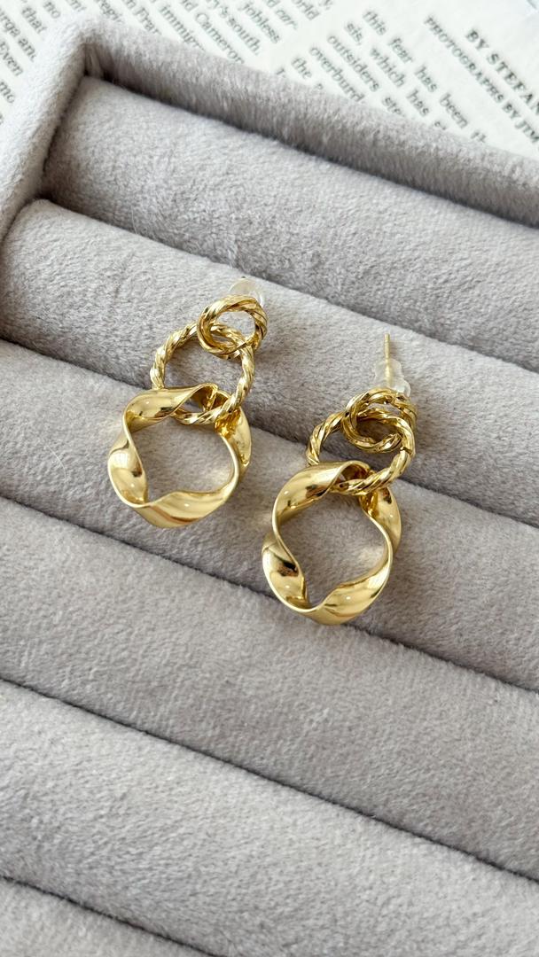 نمای دیگر از گوشواره های دفرمه رنگ گوشواره حلقه درهم