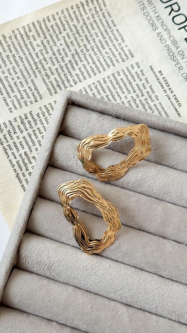 نمای دیگر از گوشواره های دفرمه رنگ گوشواره مستطیل دفرمه