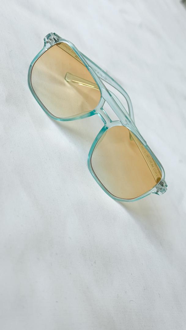 نمای دیگر از عینک جنتل مانستر آبی رنگ تک رنگ