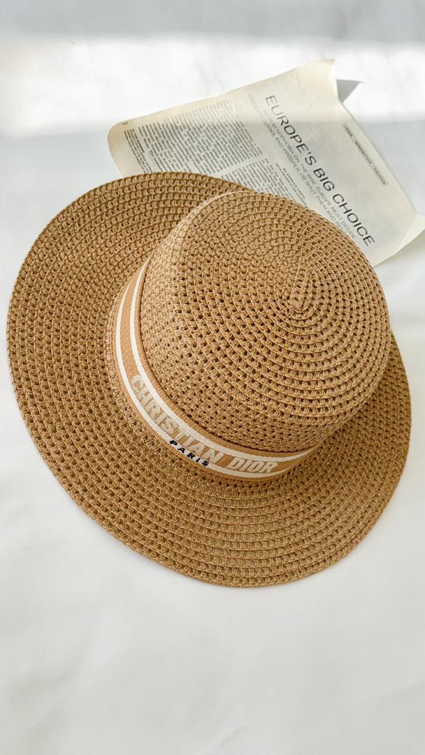 نمای دیگر از کلاه حصیری کریستین دیور رنگ قهوه ای