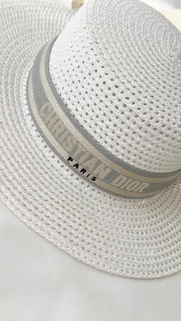 نمای دیگر از کلاه حصیری کریستین دیور رنگ سفید