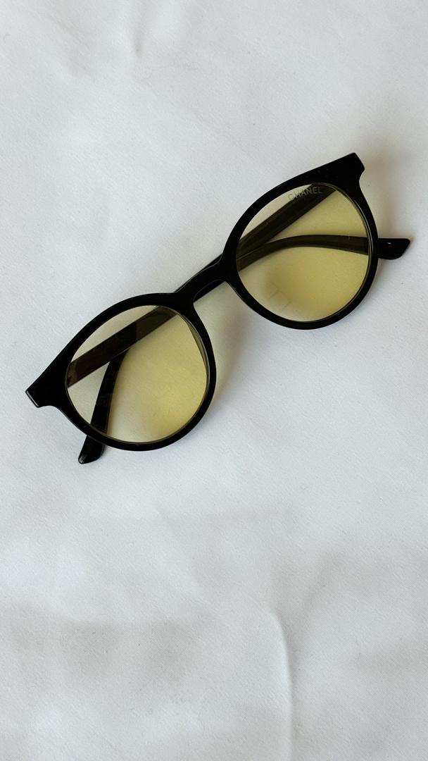 نمای دیگر از عینک گرد رنگی رنگ مشکی شیشه رنگی