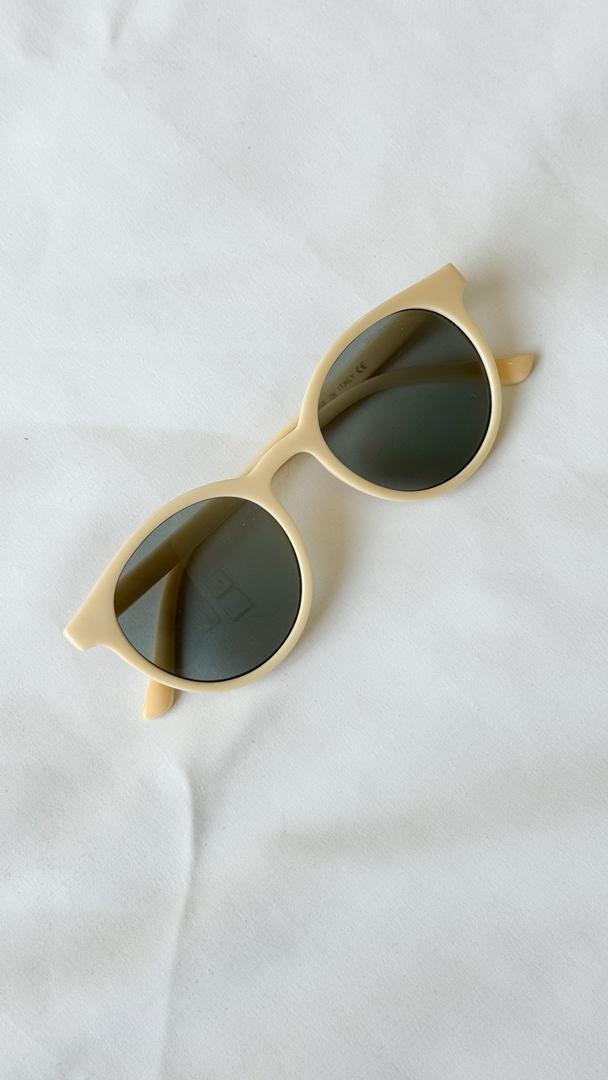 نمای دیگر از عینک گرد رنگی رنگ کرم شیشه مشکی
