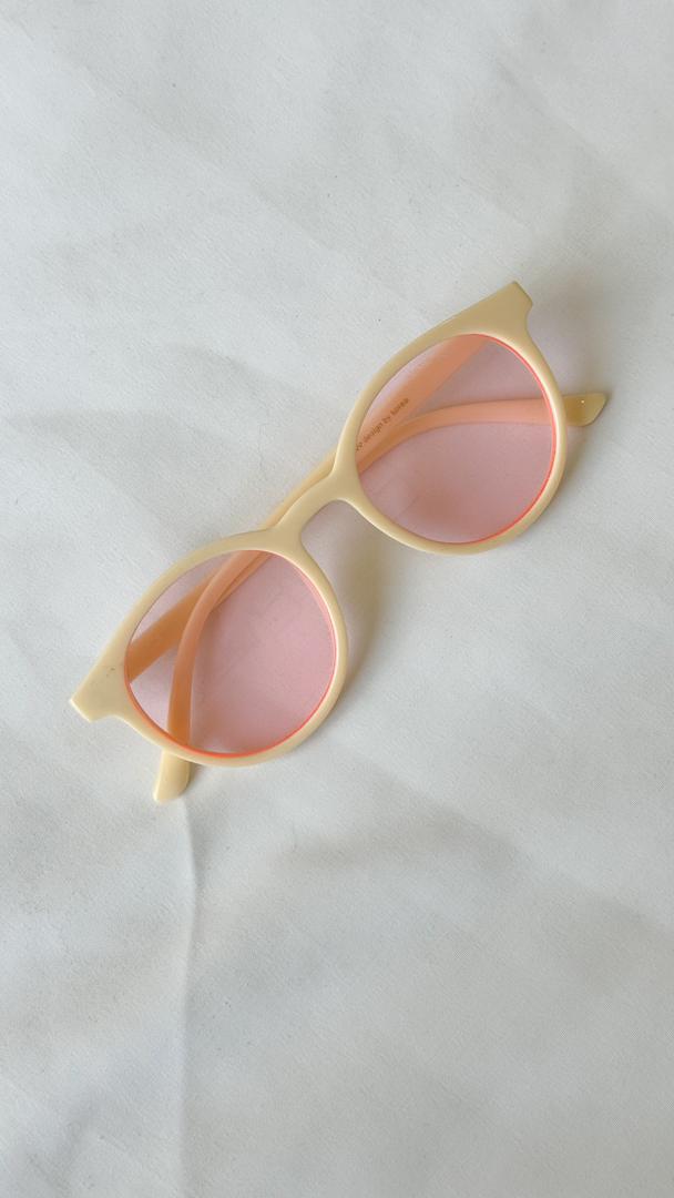 نمای دیگر از عینک گرد رنگی رنگ کرم شیشه صورتی کم رنگ