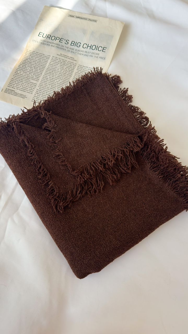 نمای دیگر از شال بوکله رنگ قهوه ای