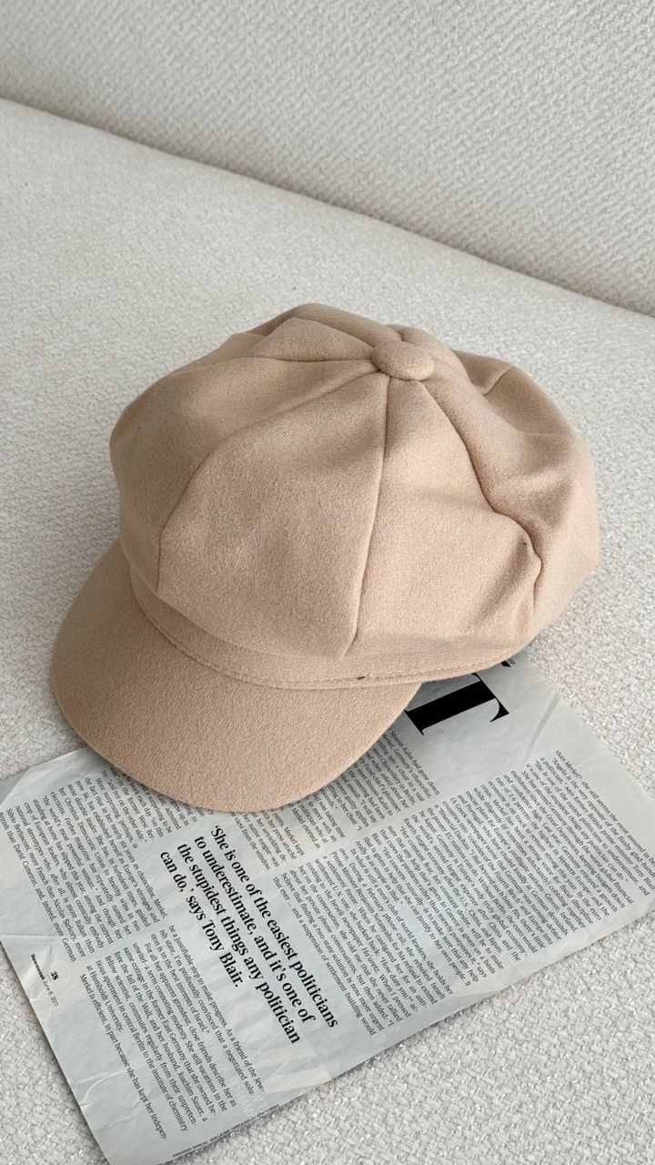 نمای دیگر از کلاه کاپیتانی فوتر رنگ کرم