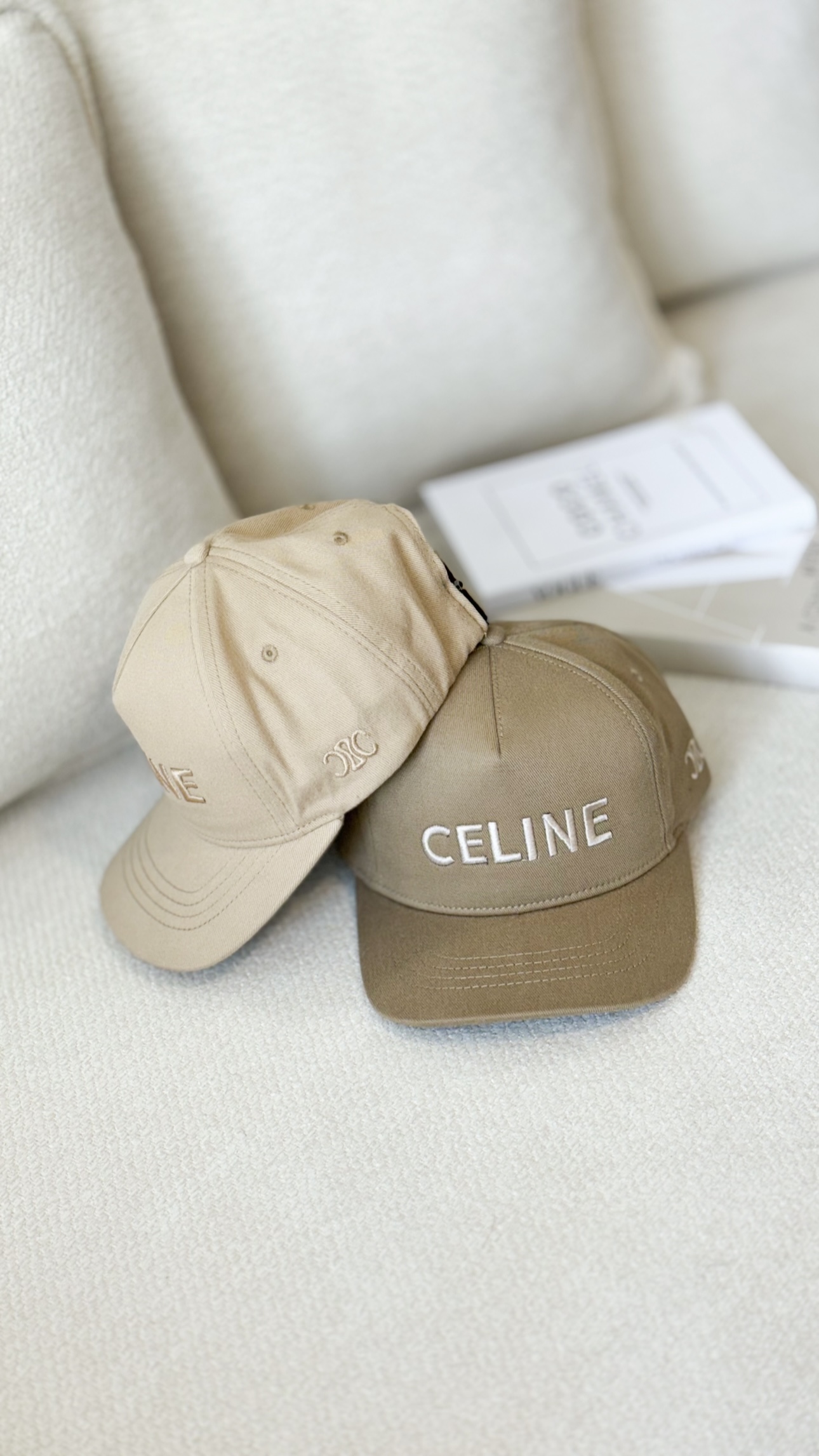 نمای دیگر از کلاه تراکر فونت Celine