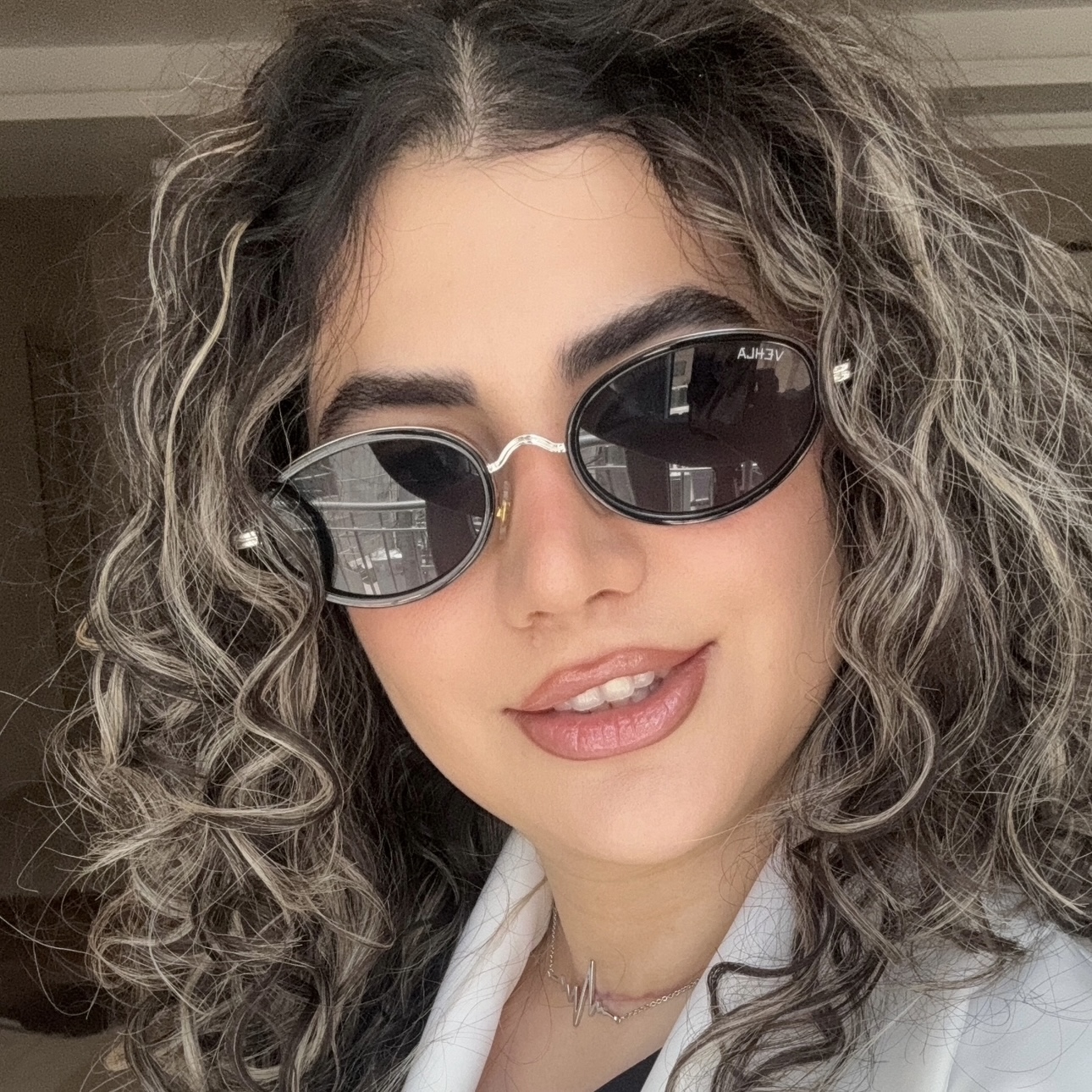 نمای دیگر از عینک زنانه بیضی فشن وهلا