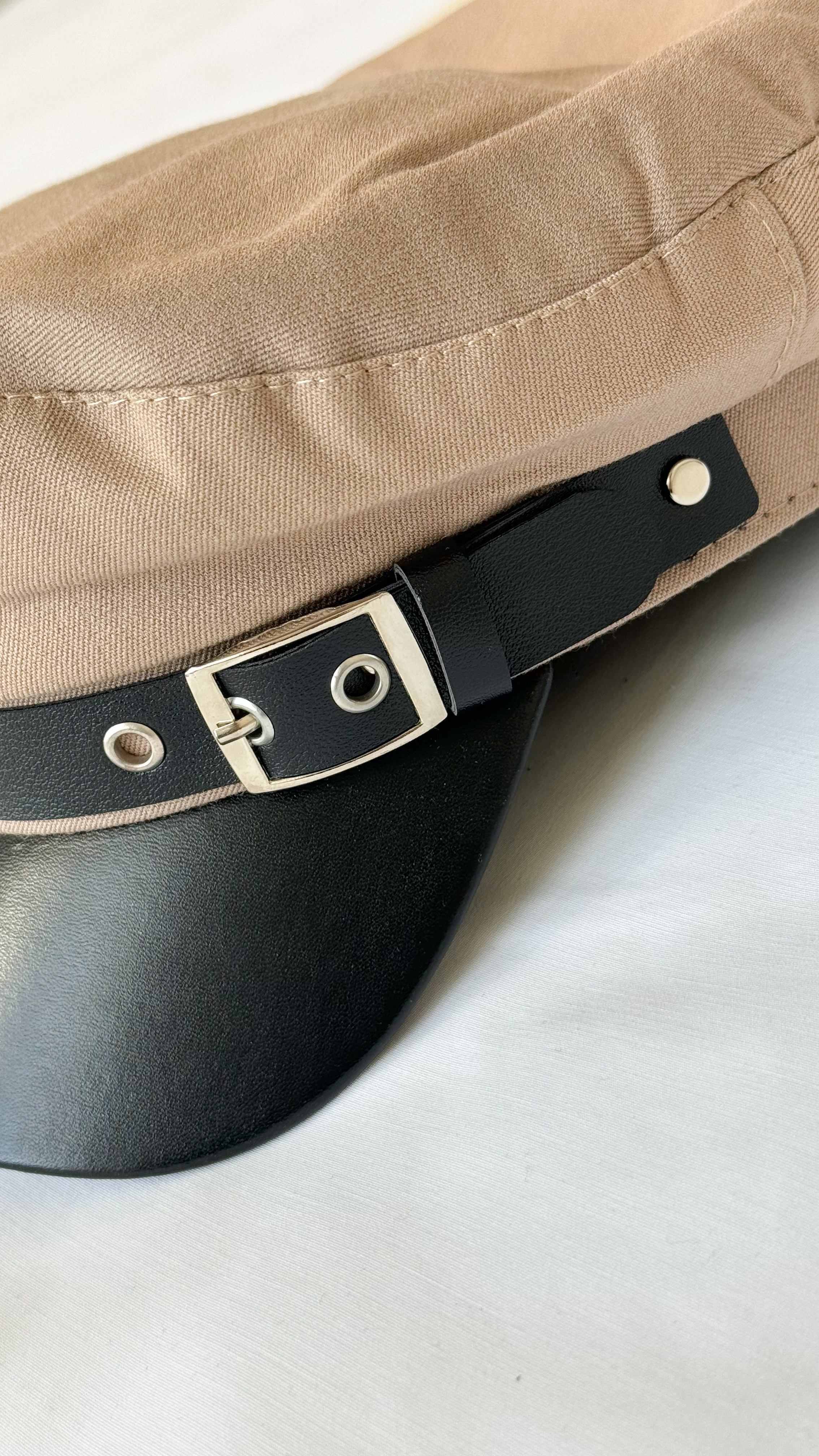 نمای دیگر از کلاه کاپیتانی سگک چرم