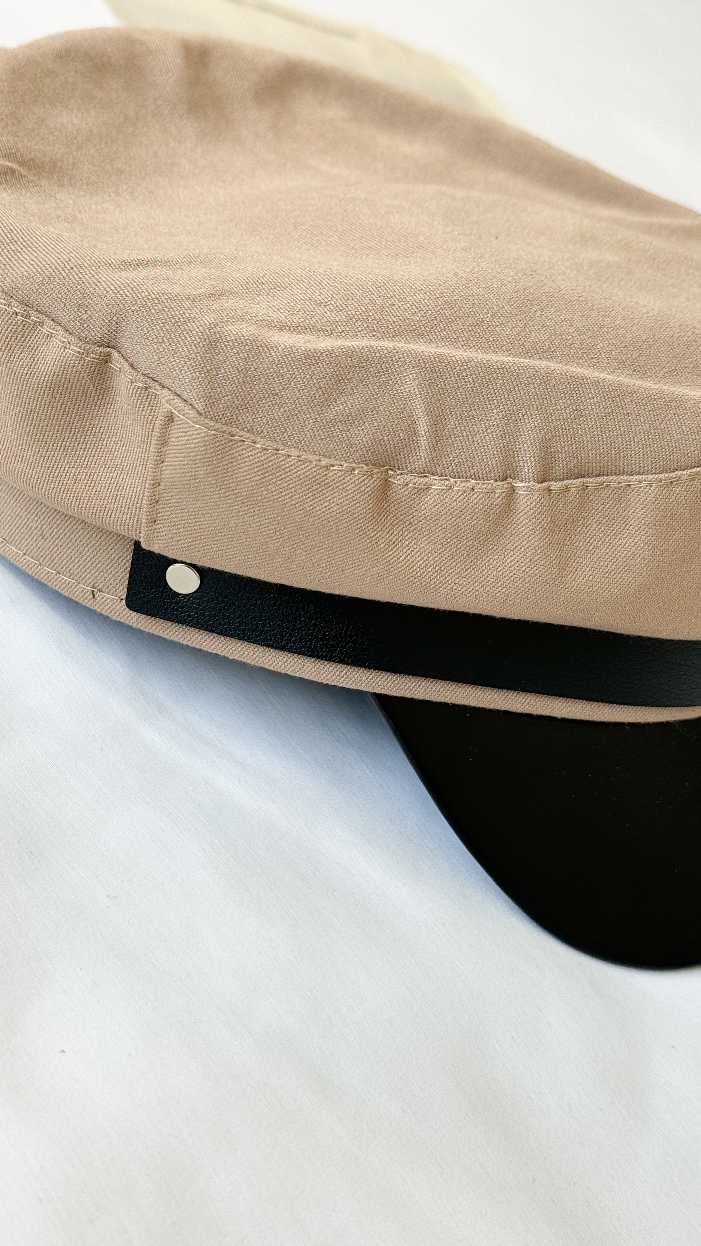 نمای دیگر از کلاه کاپیتانی سگک چرم