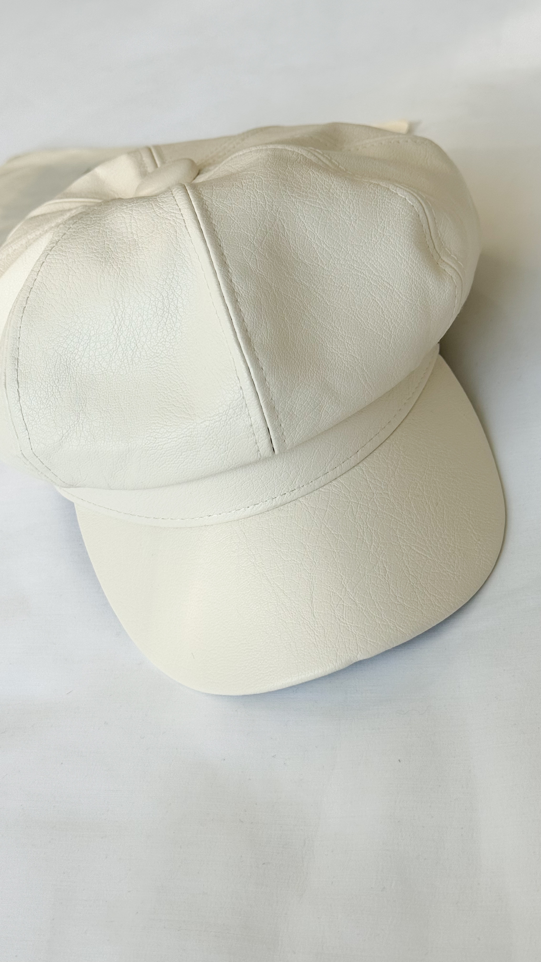 نمای دیگر از کلاه کاپیتانی تمام چرم